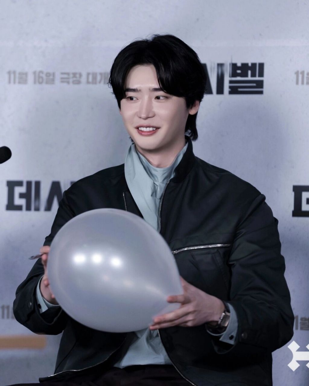 二硕吹气球的样子好可爱 #电影分贝##人间理想李钟硕# #可可爱爱