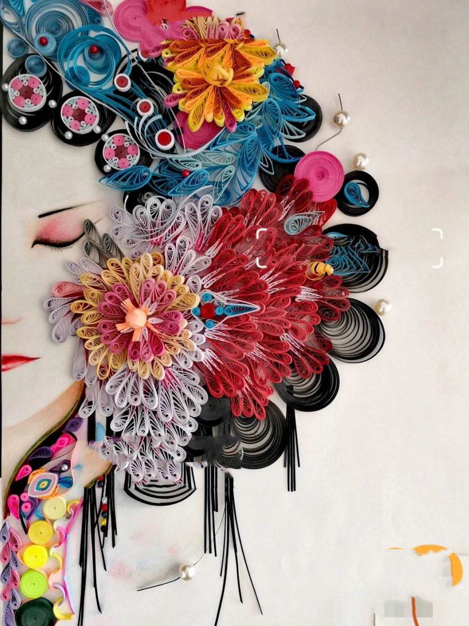 衍纸《戏子》 作品是用彩铅面部打底 头部的装饰是纯手工用衍纸卷的