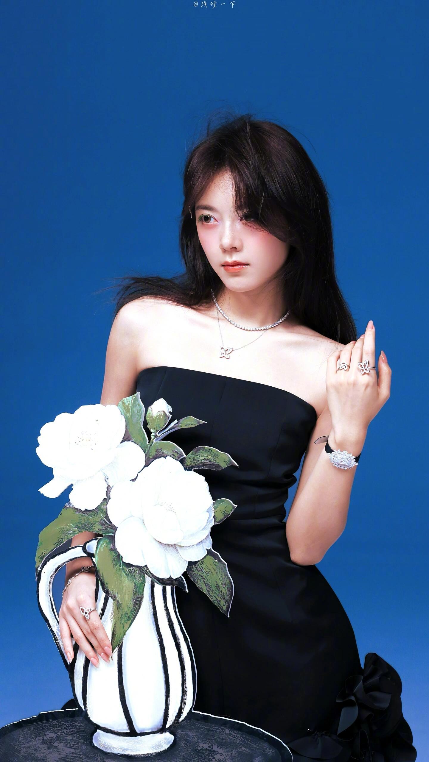 咪咕星鲜事#赵今麦复古甜心造型美人的容光与宝石的火彩交相辉映,还