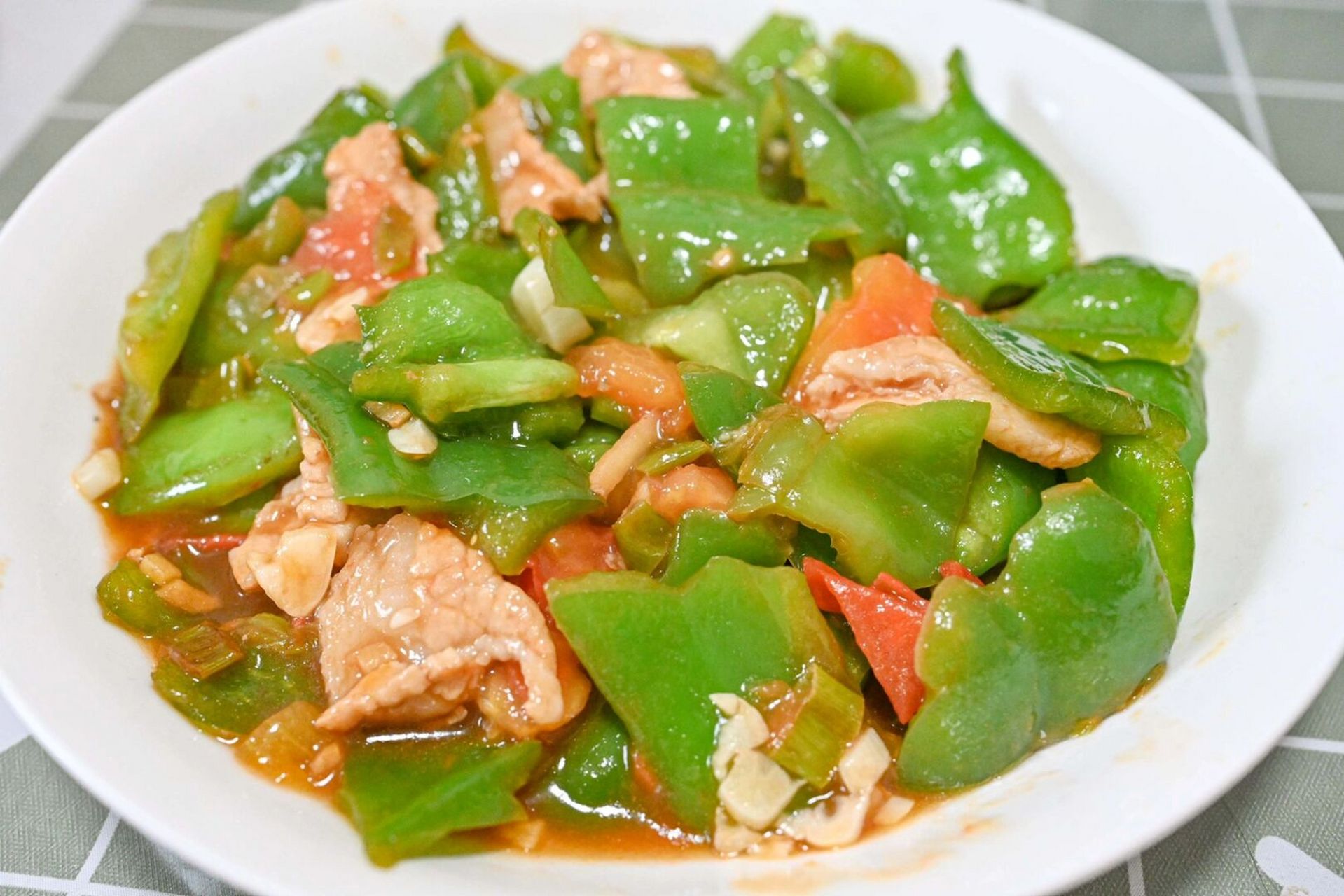 青椒,猪肉,西红柿,葱姜蒜 94调料:盐,生抽,料酒,水淀粉 94做法