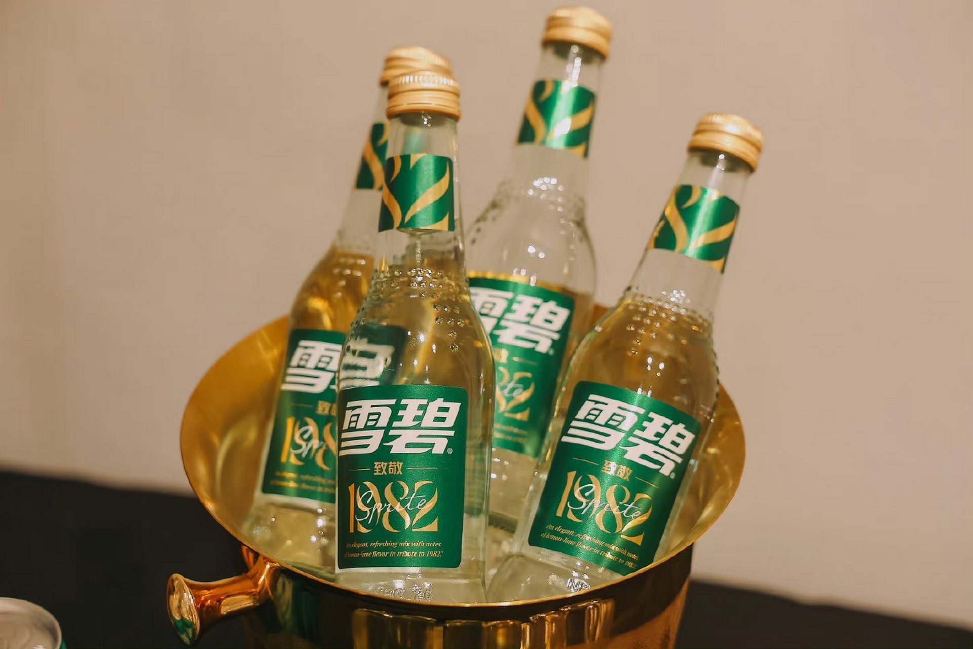 官方玩梗最为致命[捂脸]  网友:来瓶82年的雪碧  然后,官方真做了雪碧