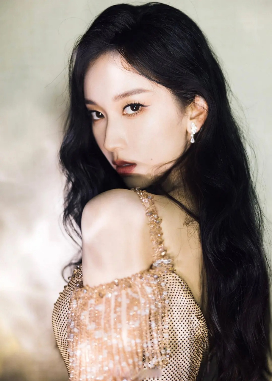 刘令姿这蛇系妆容脸下黑痣,还以为是柳智敏异地登陆.