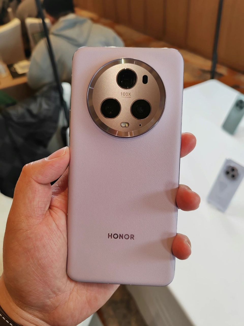 荣耀magic5pro 荣耀magic5 pro有五款颜色: 苔原绿,勃朗蓝是磨砂质感