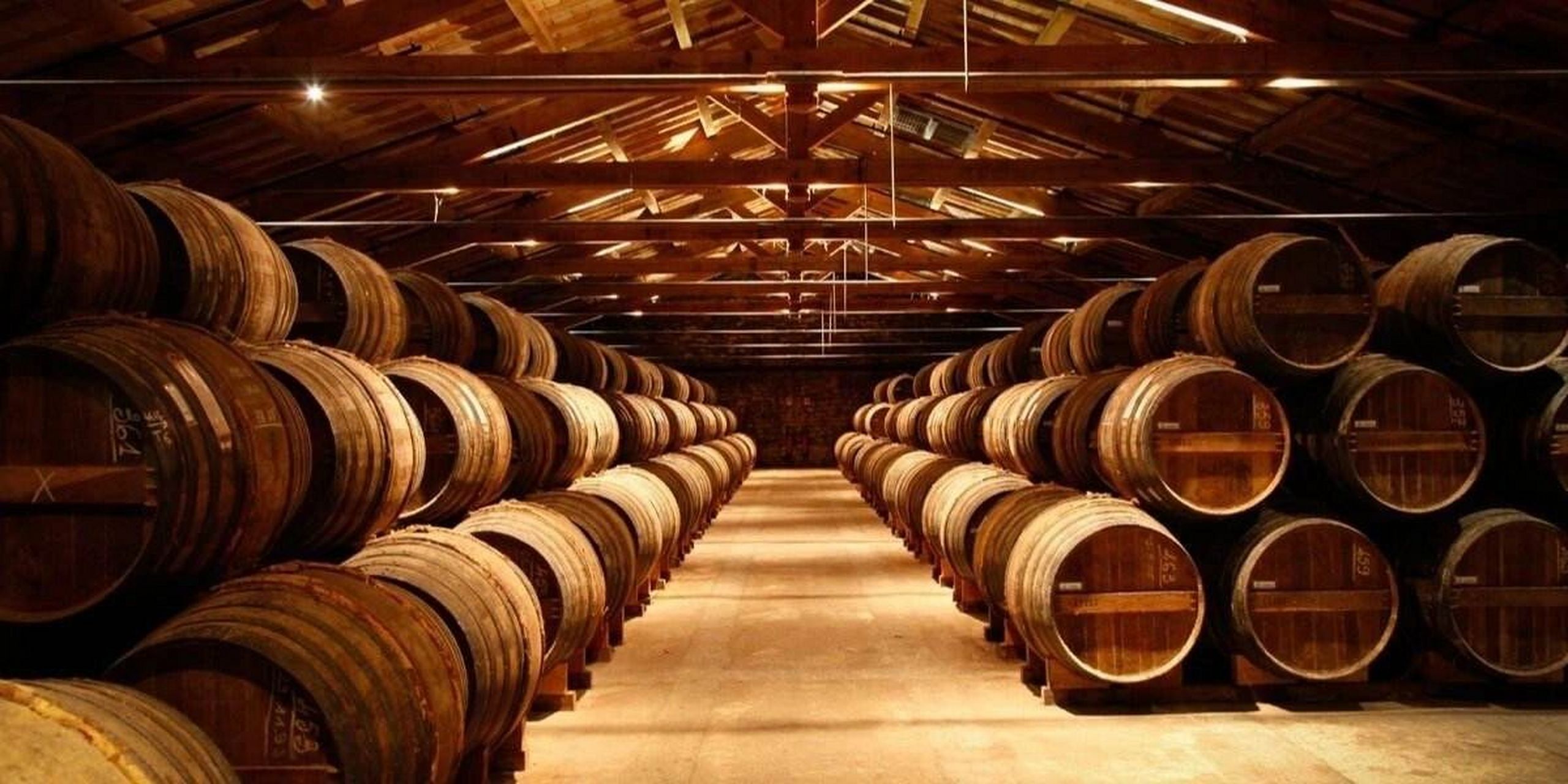 威士忌陈年时会发生什么 苏格兰的法律规定威士忌要在橡木桶中至少