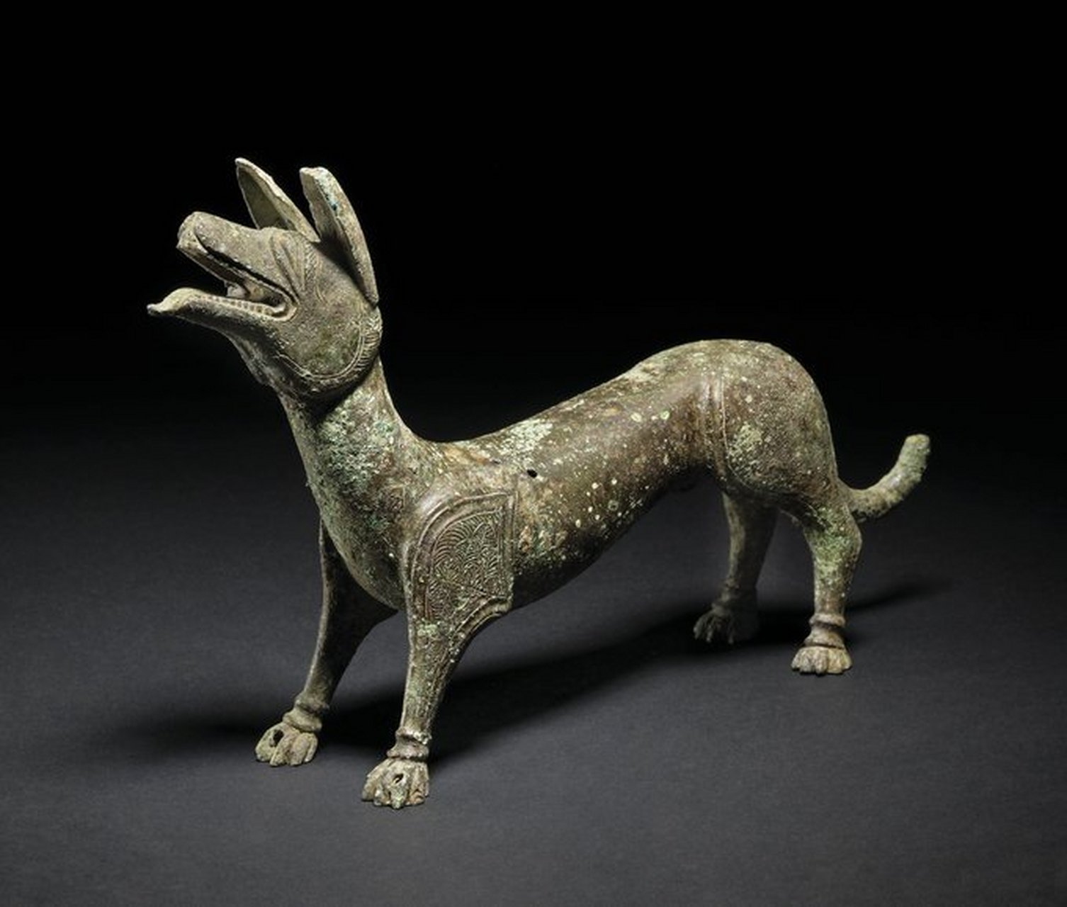 公元四世纪一只小型罗马青铜狗模型,站立姿势,头部向上倾斜,舌头伸出