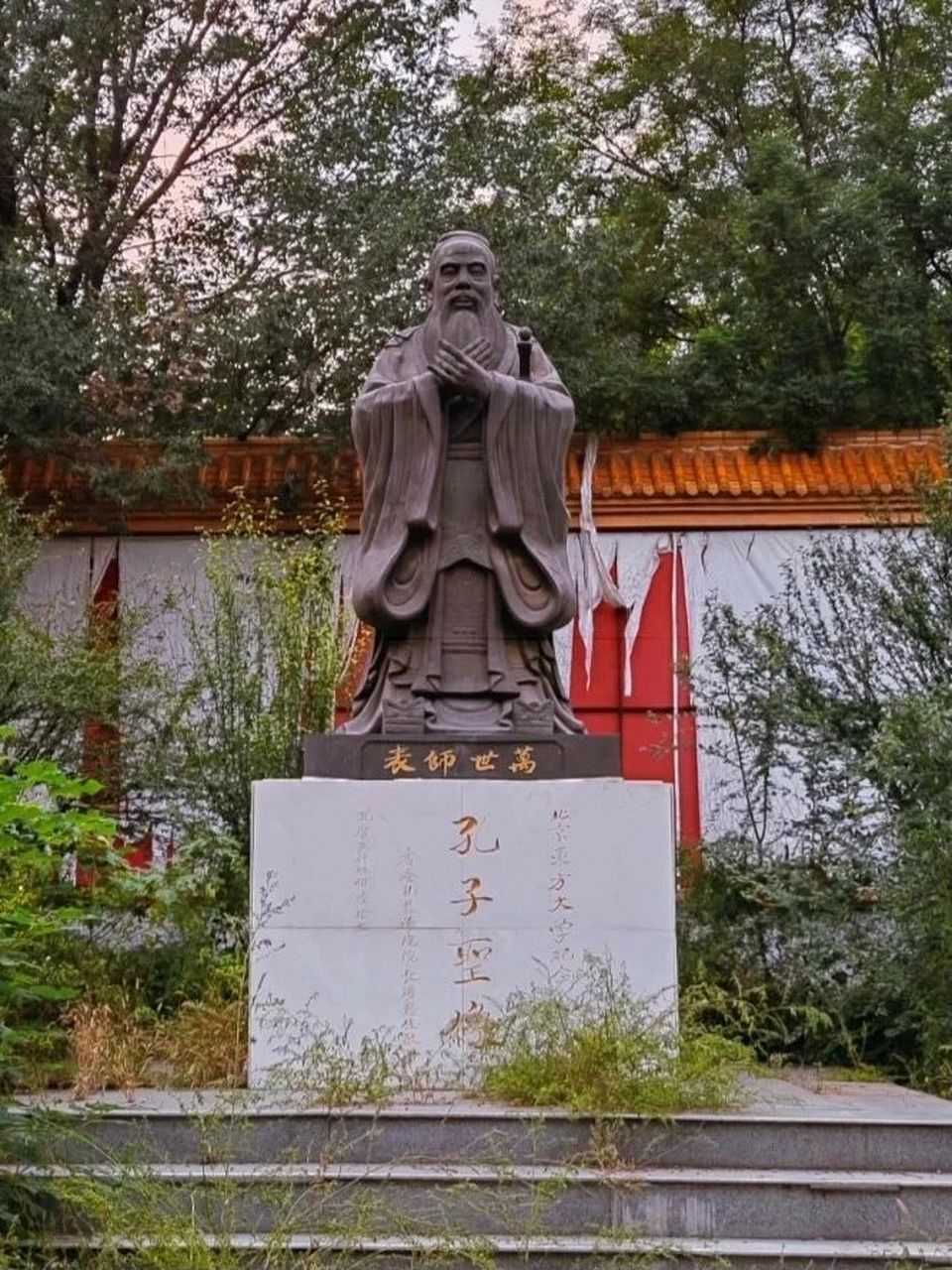 北京的一个废弃学校 北京东方大学,不少人发过照片装b,我给你们地址