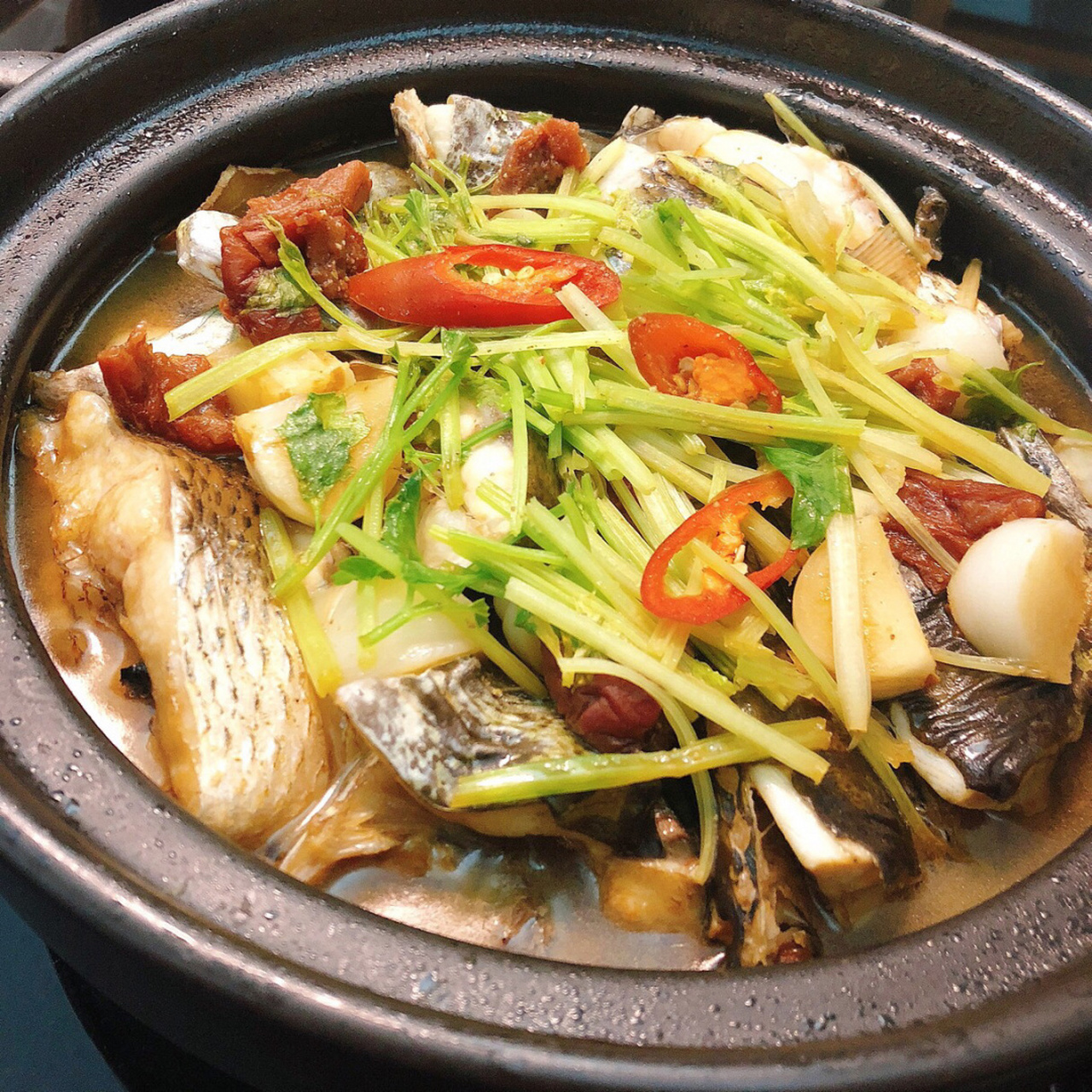 今晚又来娘家蹭饭了 杂鱼煲 鲍鱼炒韭菜芹菜 荷兰豆仁草菇煲 山牛肉汤