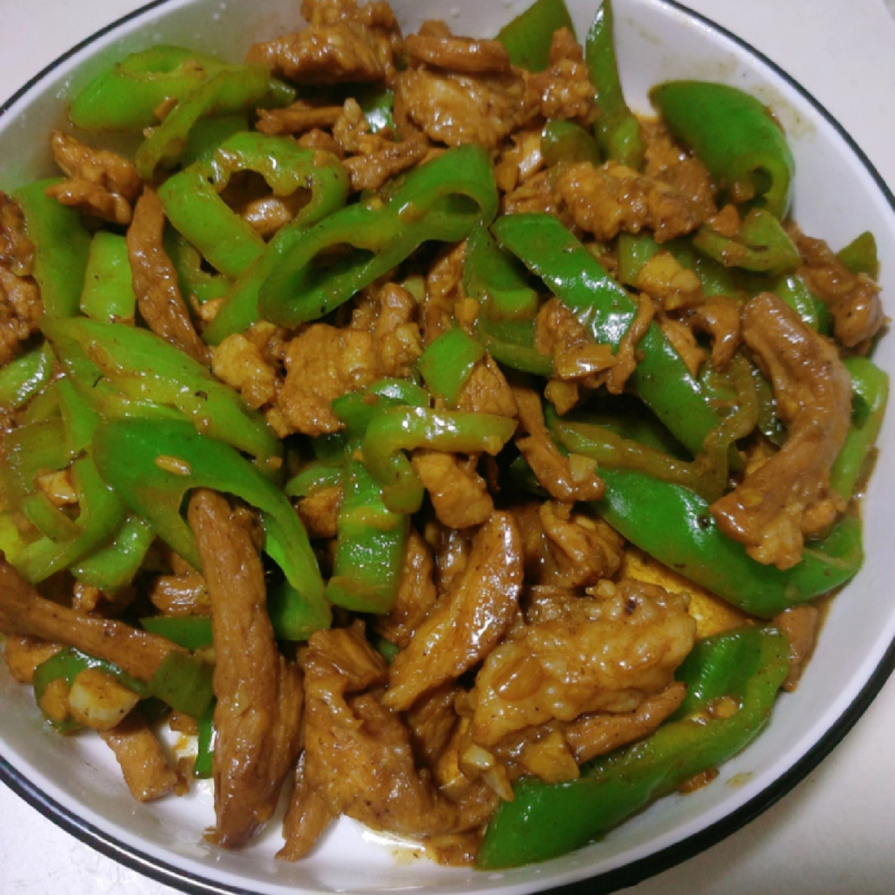 尖椒肉丝,美味无法抵挡 [馋嘴][馋嘴]食材95 尖叫2个,五花肉适量