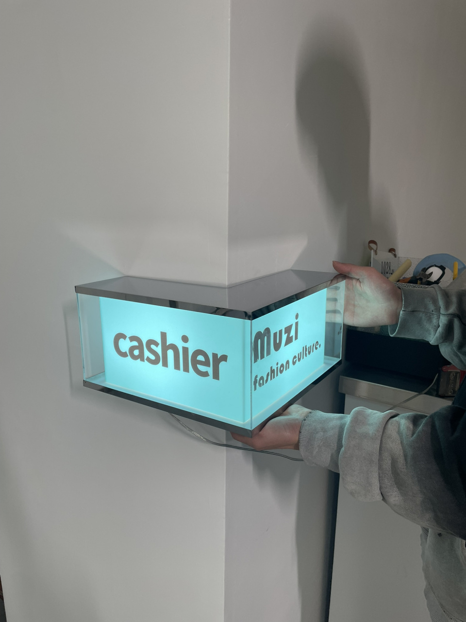 位置偏僻不要紧,创意转角灯箱帮到你07