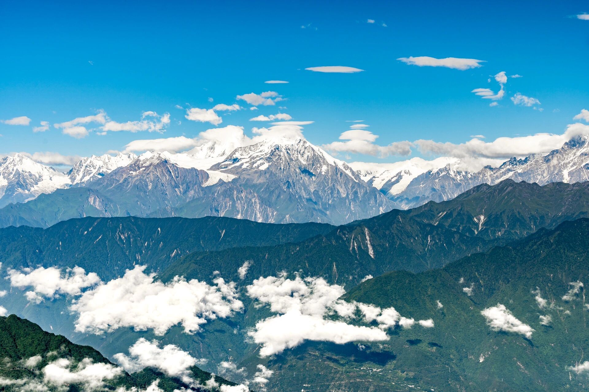 蜀山之王——贡嘎雪山 贡嘎山(岷雅贡嘎,英语:minya konka),为横断山