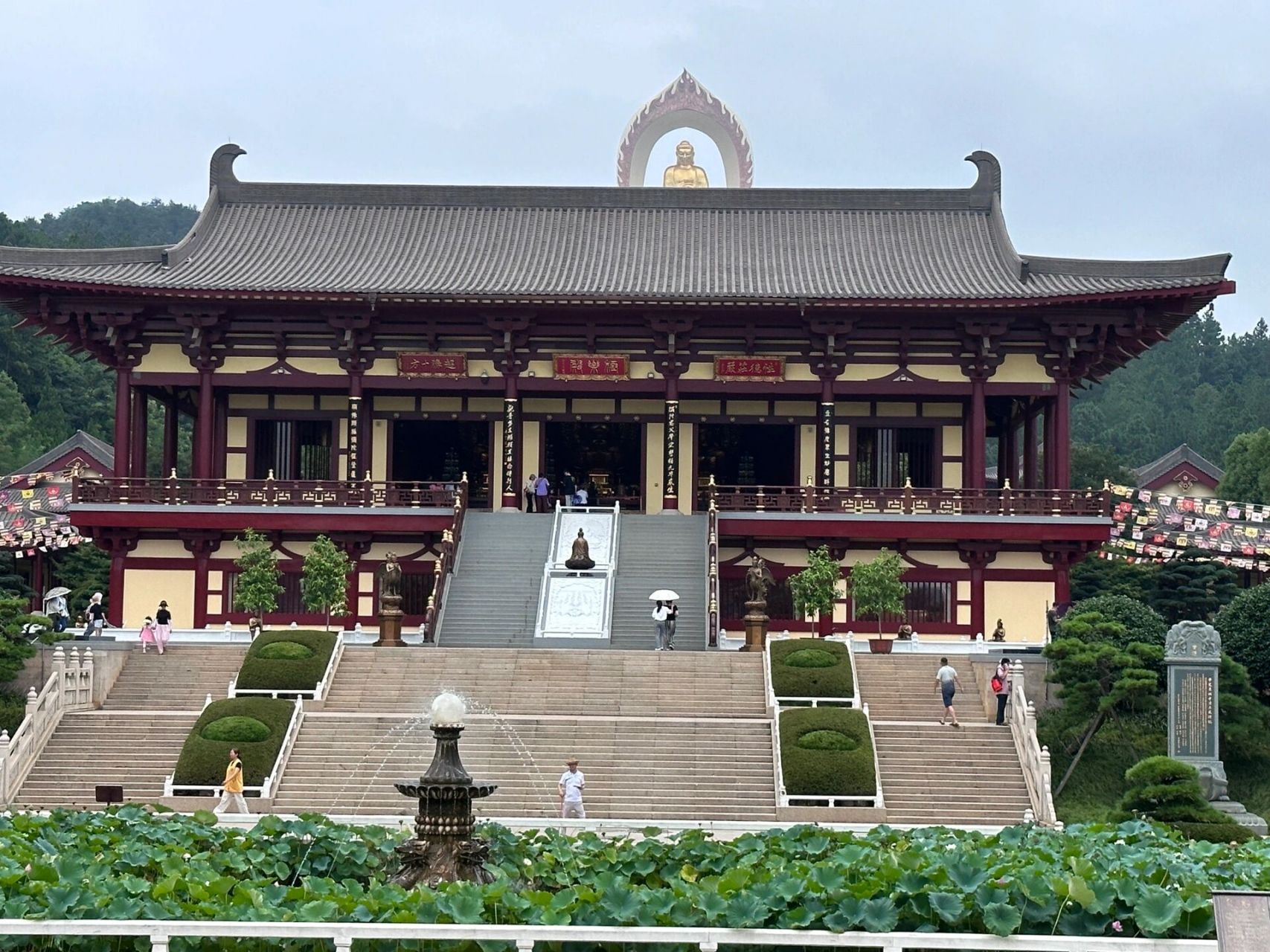 全球最高佛像—东林大佛 东林大佛位于江西省庐山市温泉镇的庐山山麓