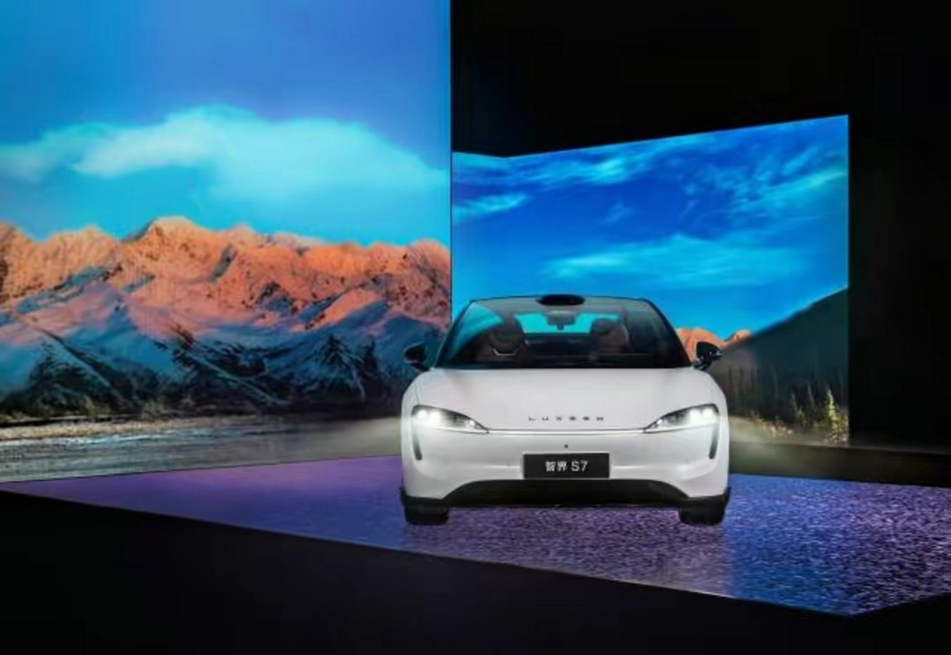 华为与奇瑞汽车联合发布双方合作的首款智能电动汽车智界s 7,预售价格
