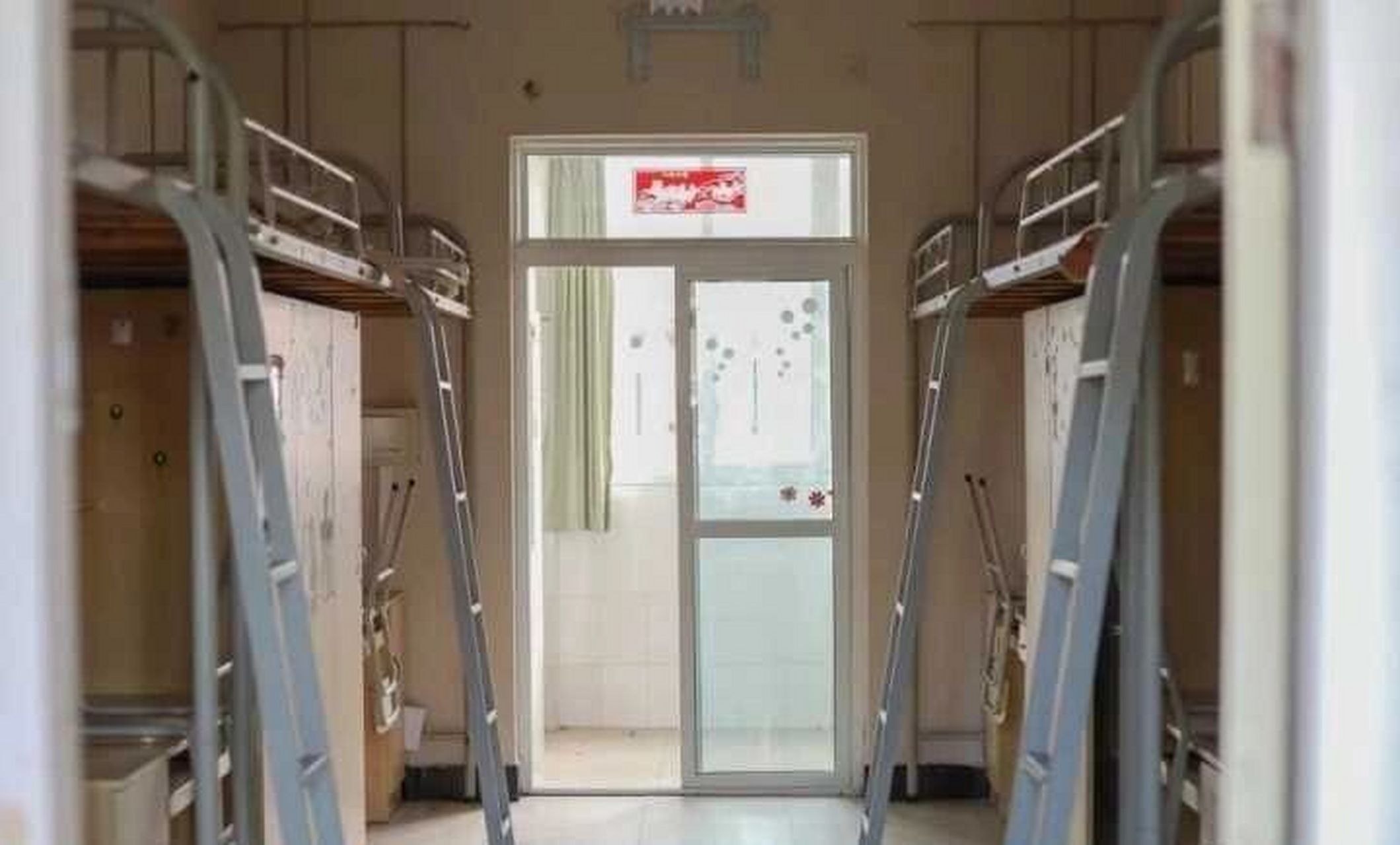 宁职宿舍简介 宁波职业技术学院共有学生公寓楼23幢,全部为单体朝南房