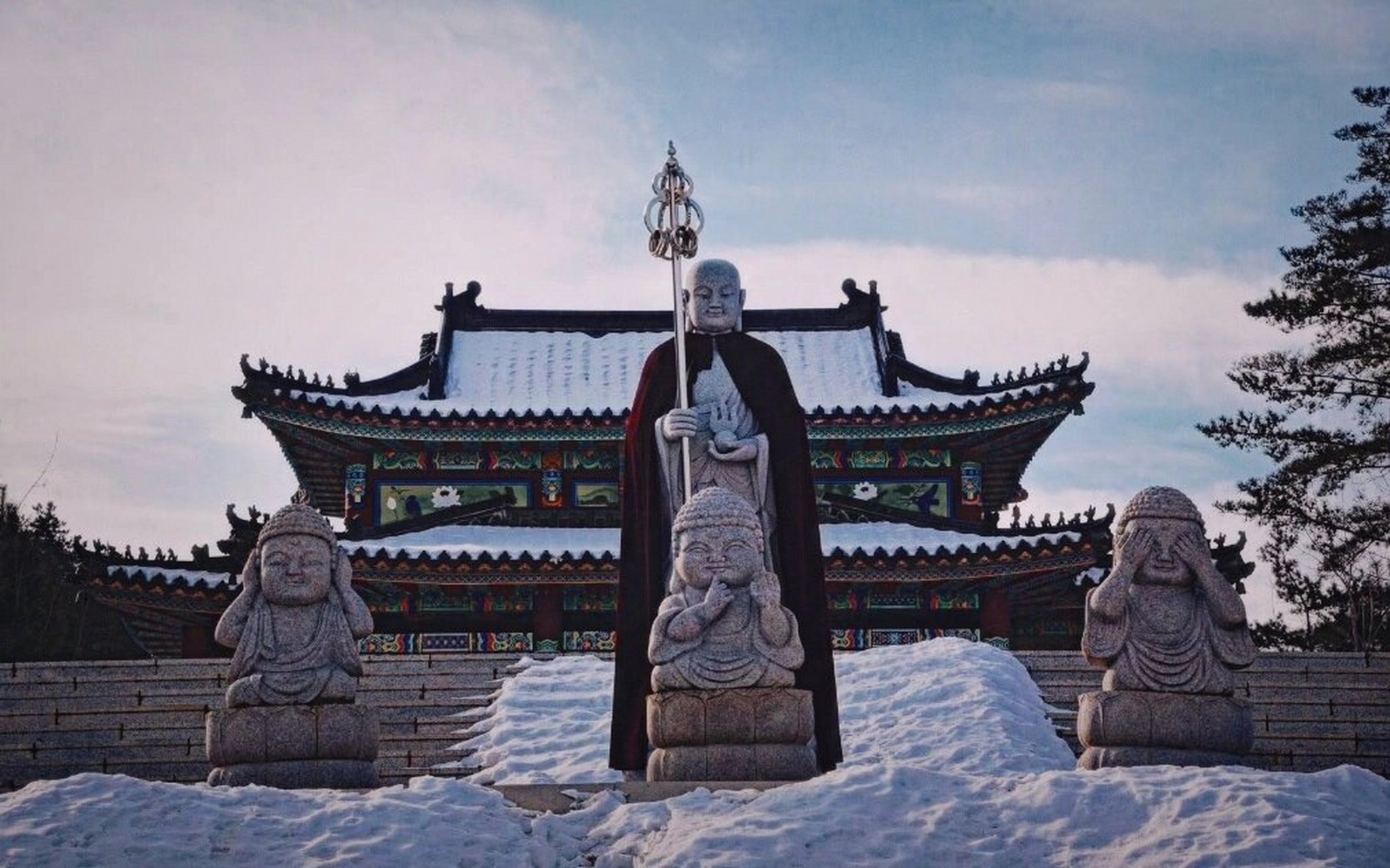 华严寺位于图们市日光山森林公园,这座位于图们城郊的小山,有着易座