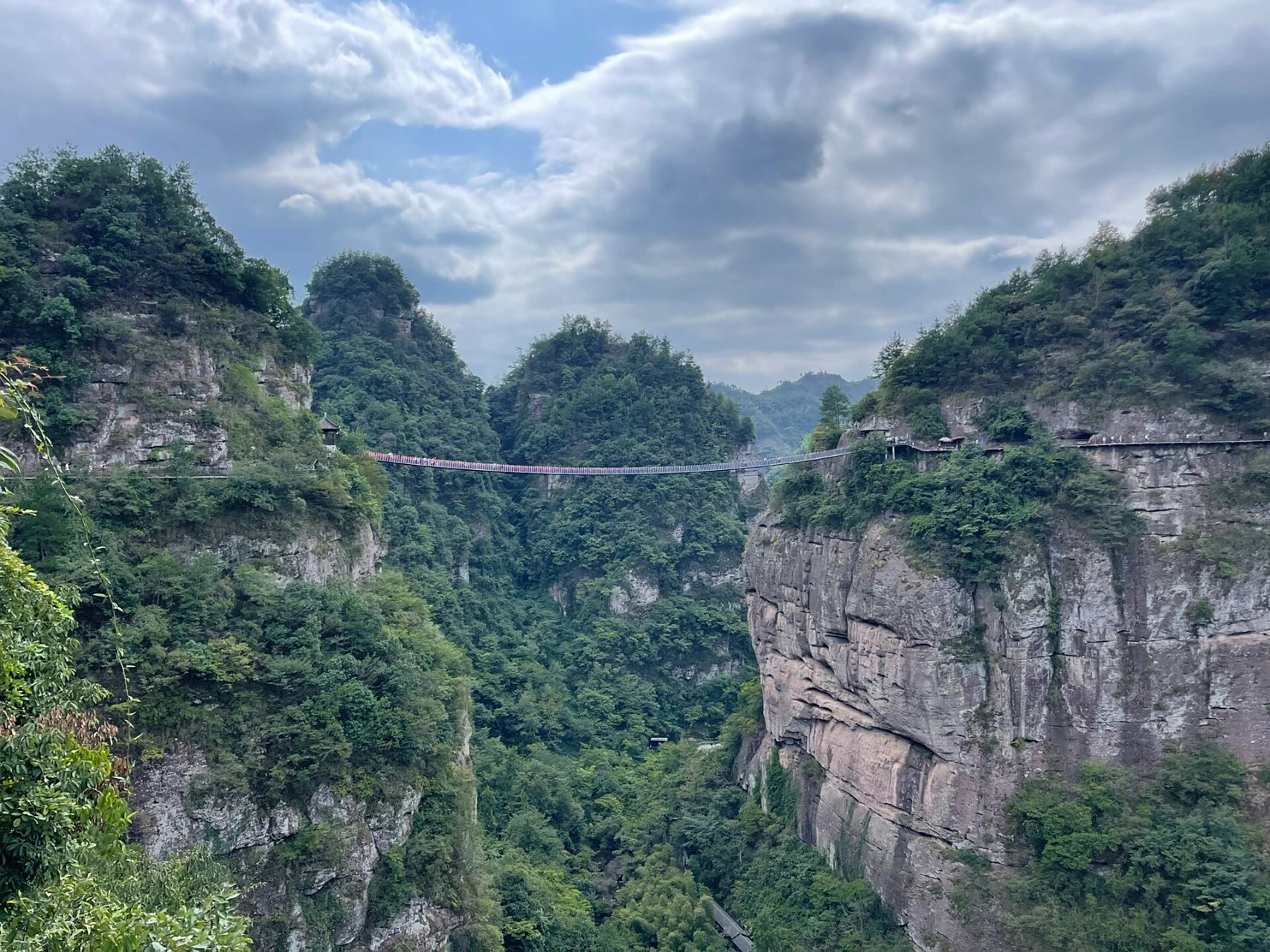 穿岩十九峰经典路线攻略 新昌的4a景区穿岩十九峰,因为怕排队,本来不