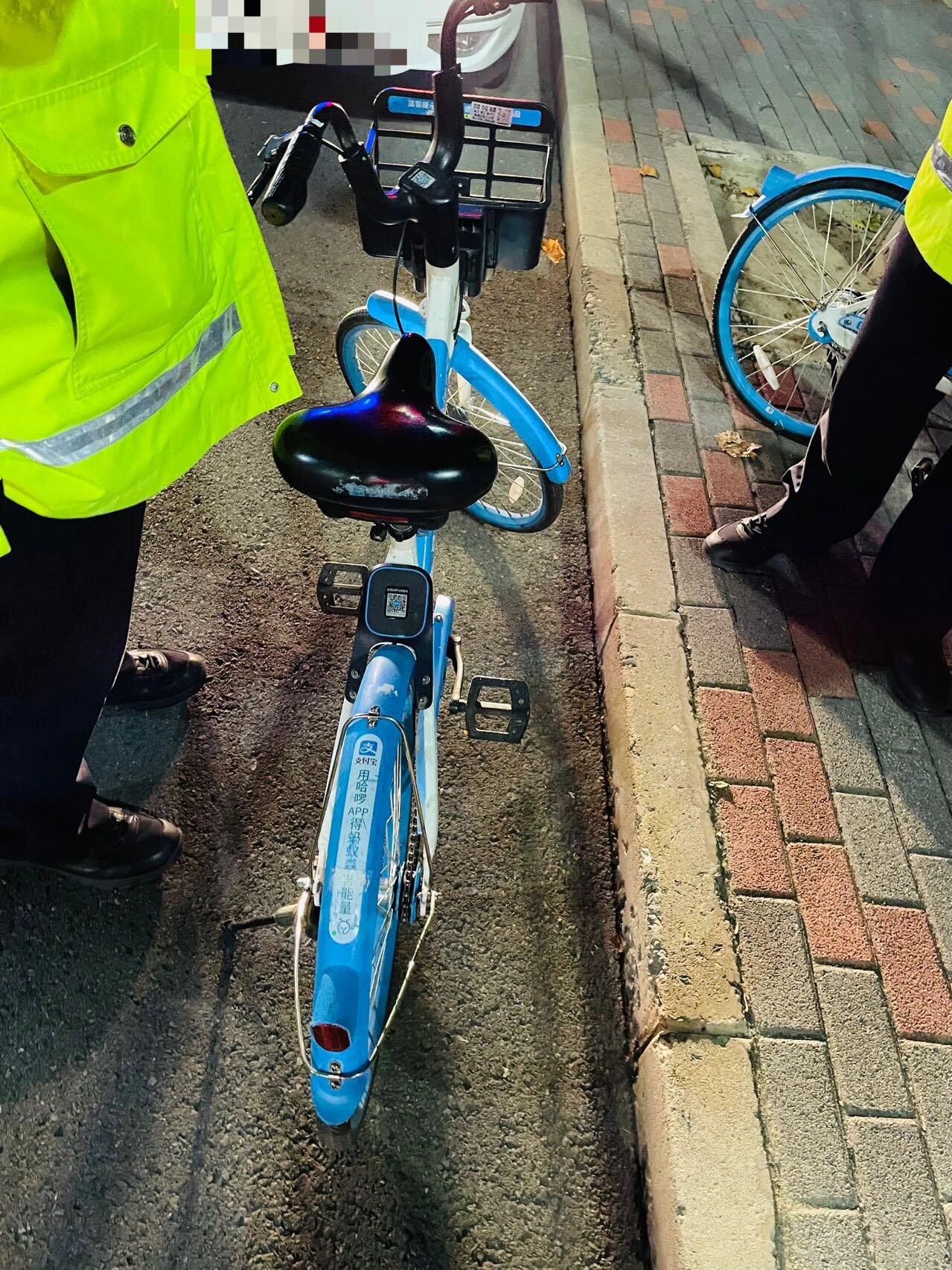 骑哈啰共享单车 车辆突然锁死翻车