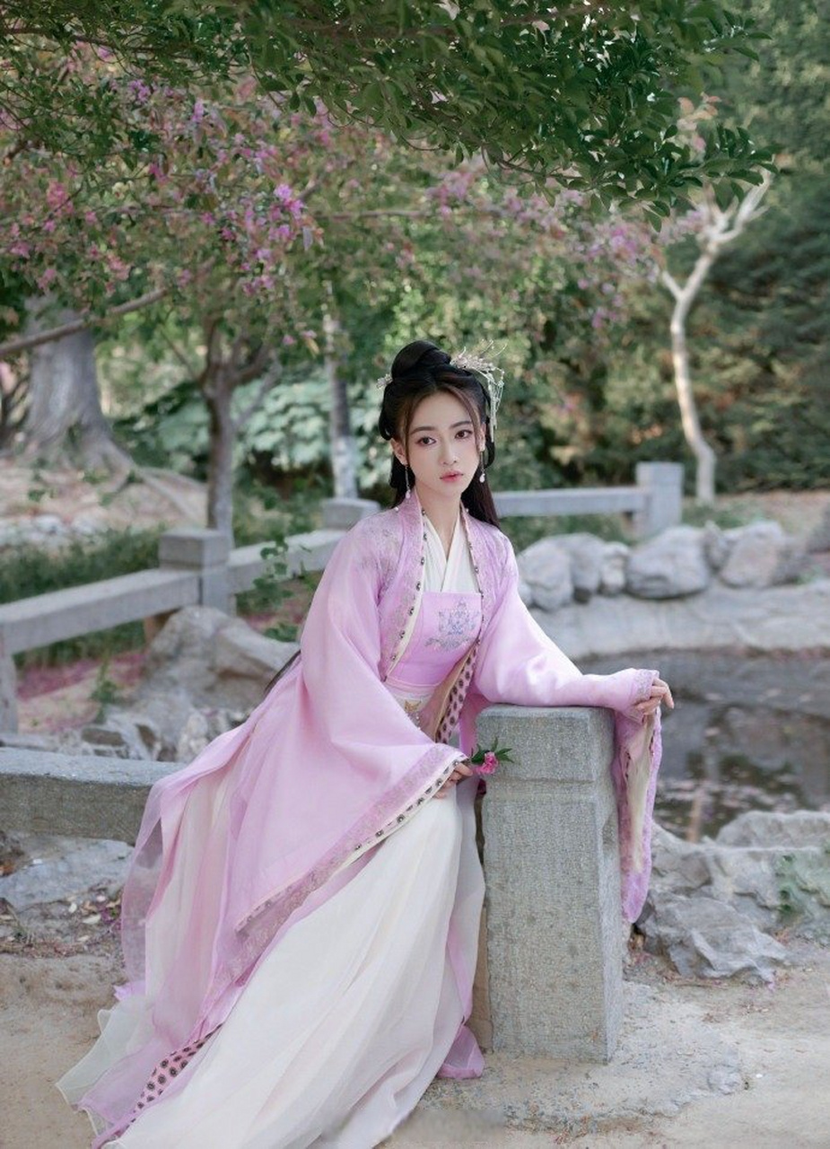 吴谨言央视古风造型#吴谨言一袭粉色真的好美,古装和她的适配度也太