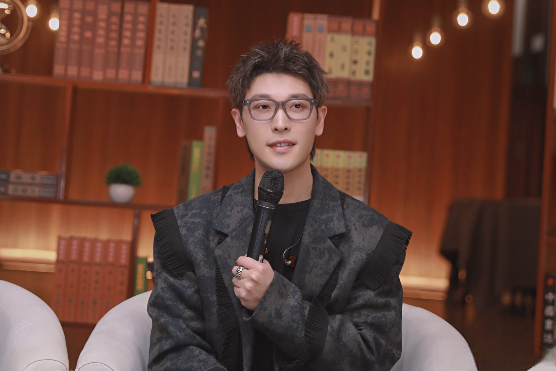 张赫宣# 来听听《笨小孩》[耶] cctv-15音乐频道  ⏰"时光里的歌"