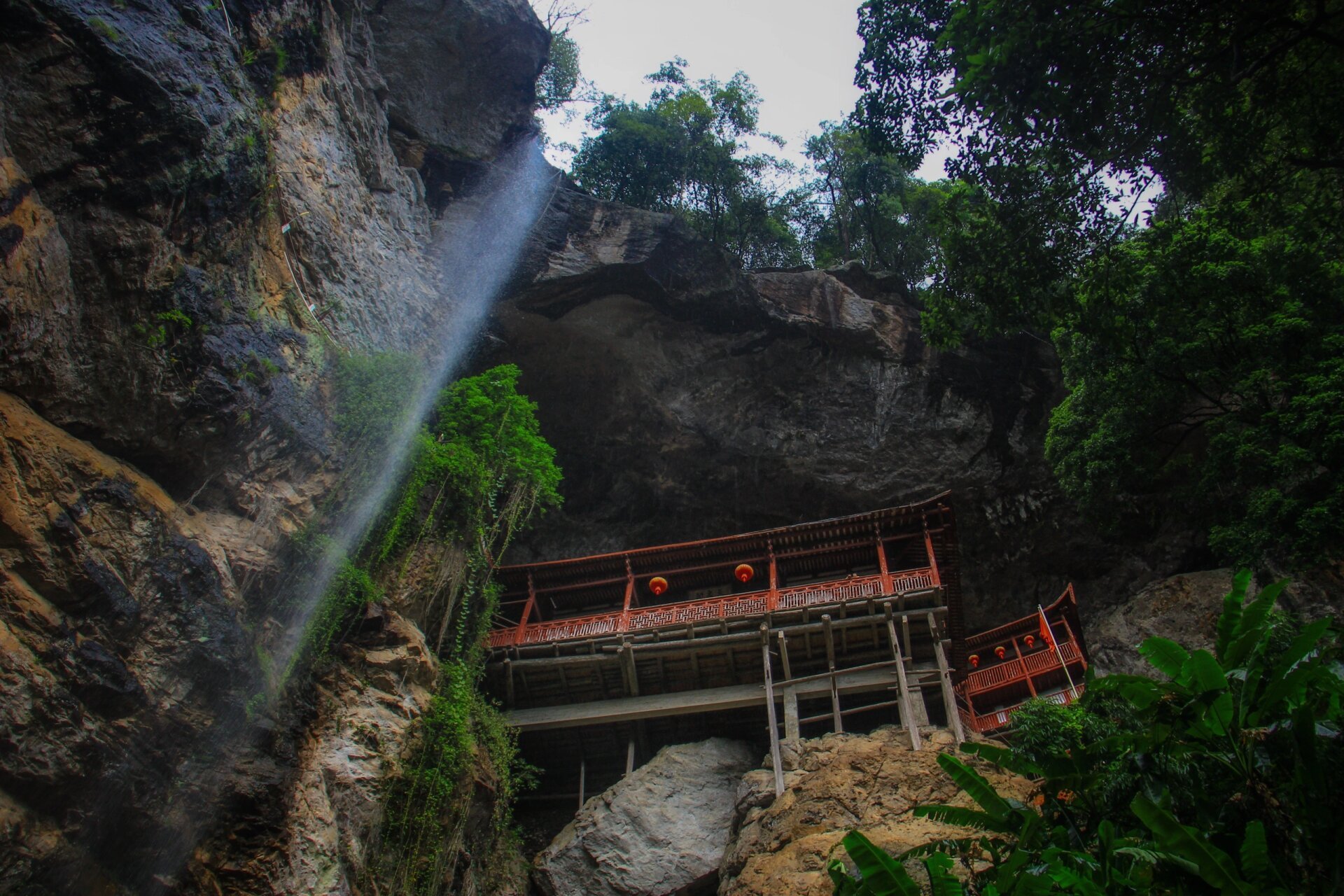 藏在深山的悬空古寺——方广寺  96亮点特色:方广岩在永泰县城东