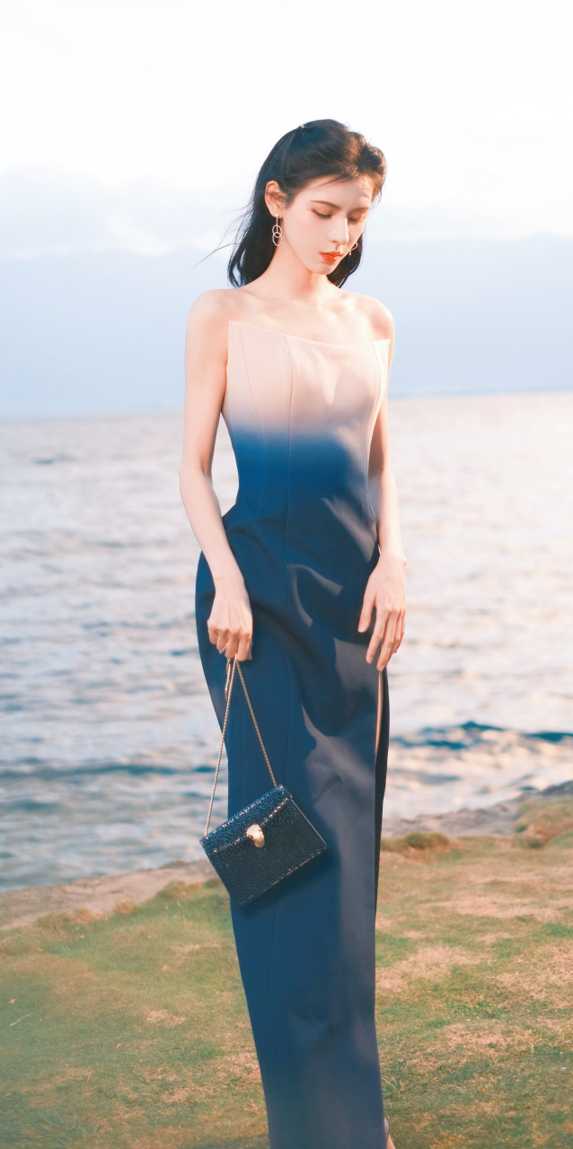 张予曦粉蓝渐变抹胸开叉裙,曲线玲珑的人鱼公主