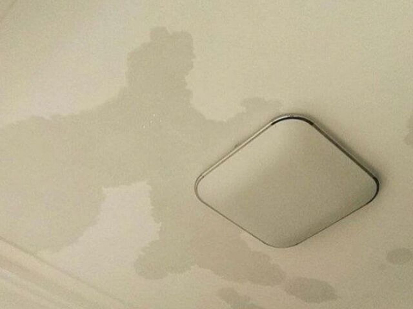 楼上漏水,要求在天花板上挖洞注胶,有用吗 近日,有客户咨询自己家楼上