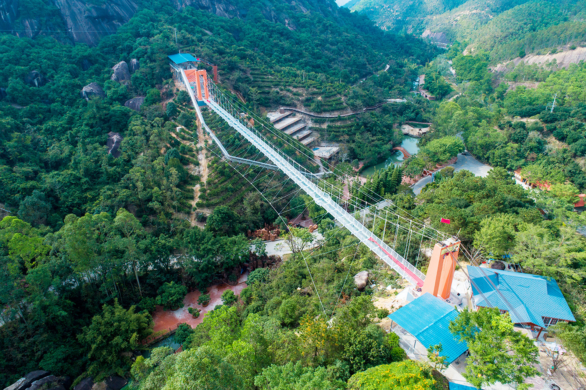 潮州市紫莲森林生态旅游度假区 在紫莲玻璃桥上,感受山的俊秀与豪迈