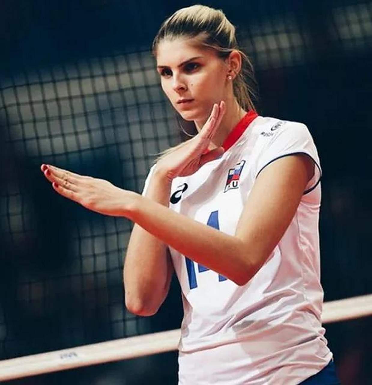 面孔娇小精致,目光如蓝色湖泊,洋娃娃般的美女运动员,在俄罗斯女排司