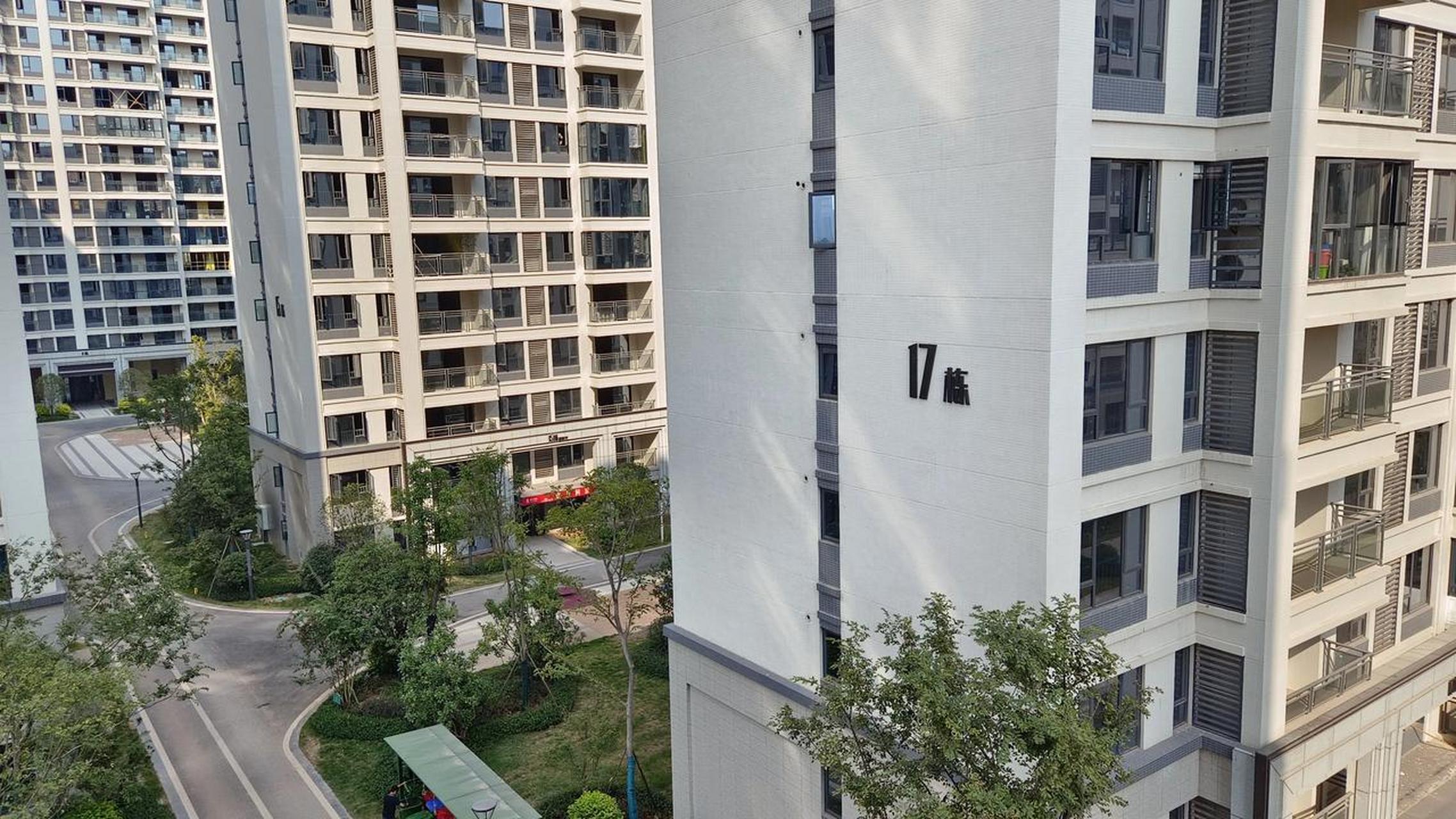 今天去了株洲的香江悦府,这里的小区和湘潭九华小区差不多就是绿化少