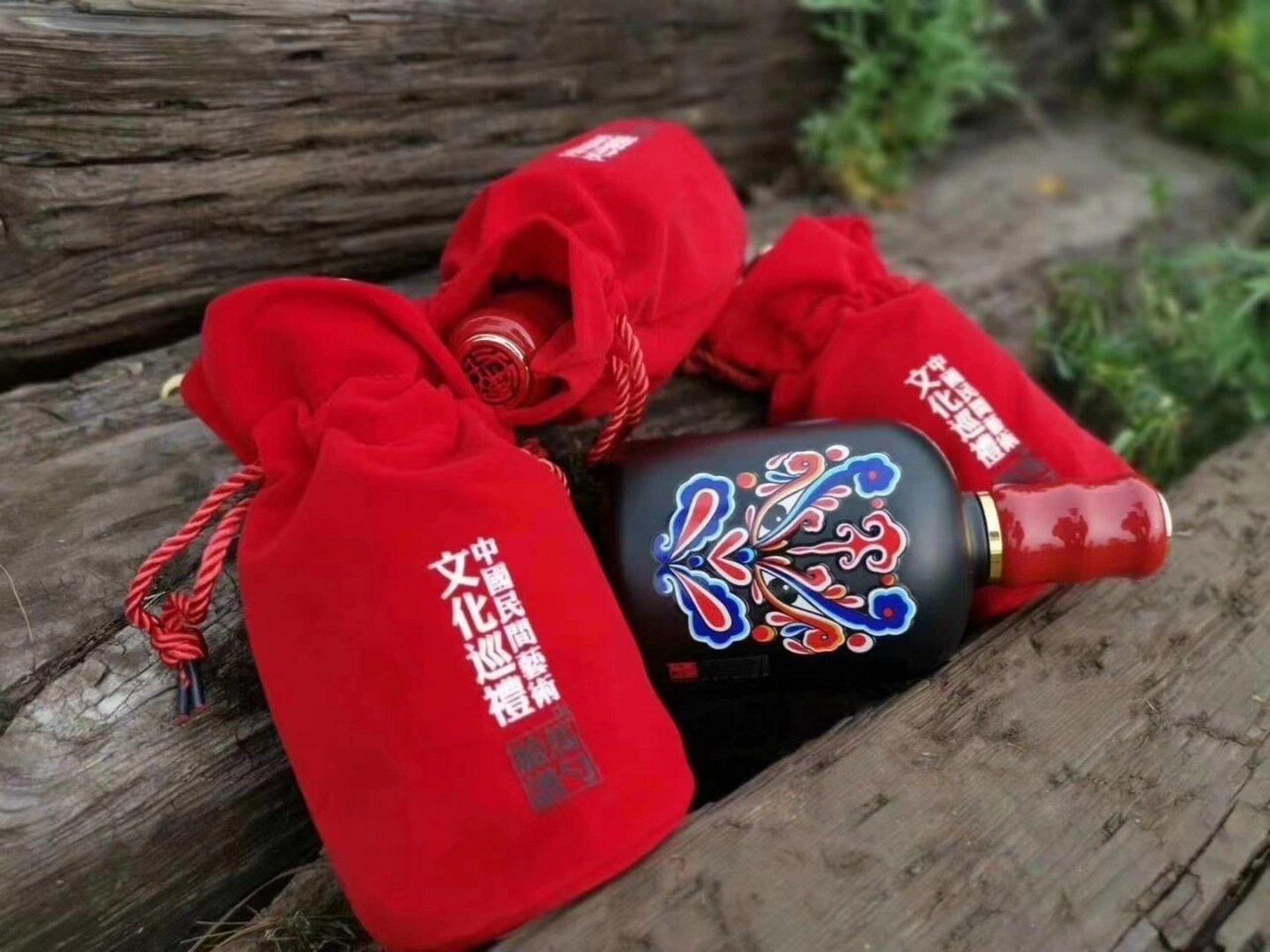 酒#马勺脸谱酒之胖福 整体设计非常喜庆:大红的绒布袋,寓意红红火火.