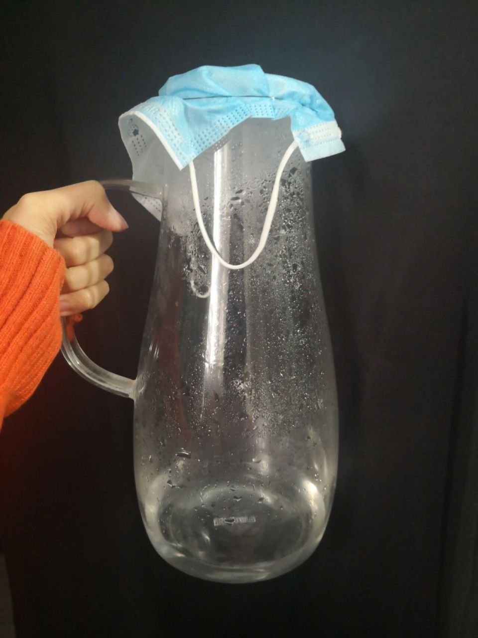 新发现:家用自制蒸馏水 用具:家用挂烫机,医用口罩,装水容器 因为我用
