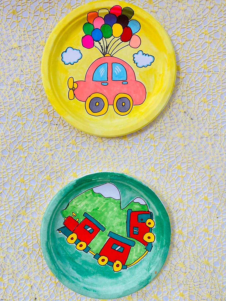 幼儿园盘子画 教室电视下面的墙还空着,贴上纹格布,再画了几个好看的