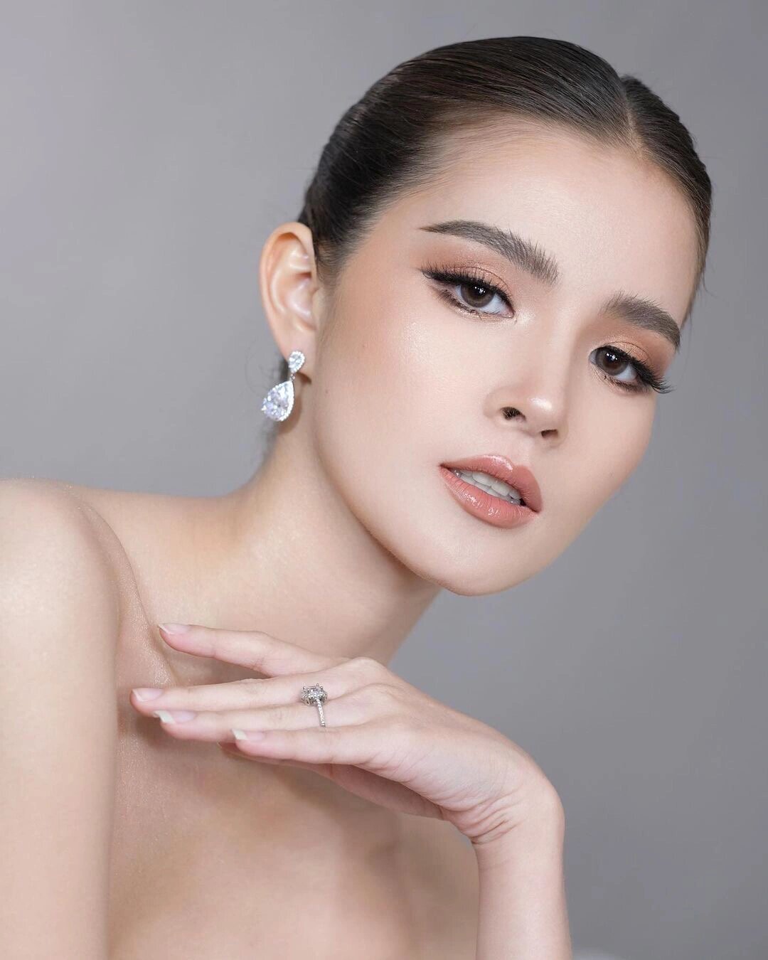 泰式妆发分享,高级的大波浪卷发造型 #大波浪卷发# #泰式妆容# #卷发