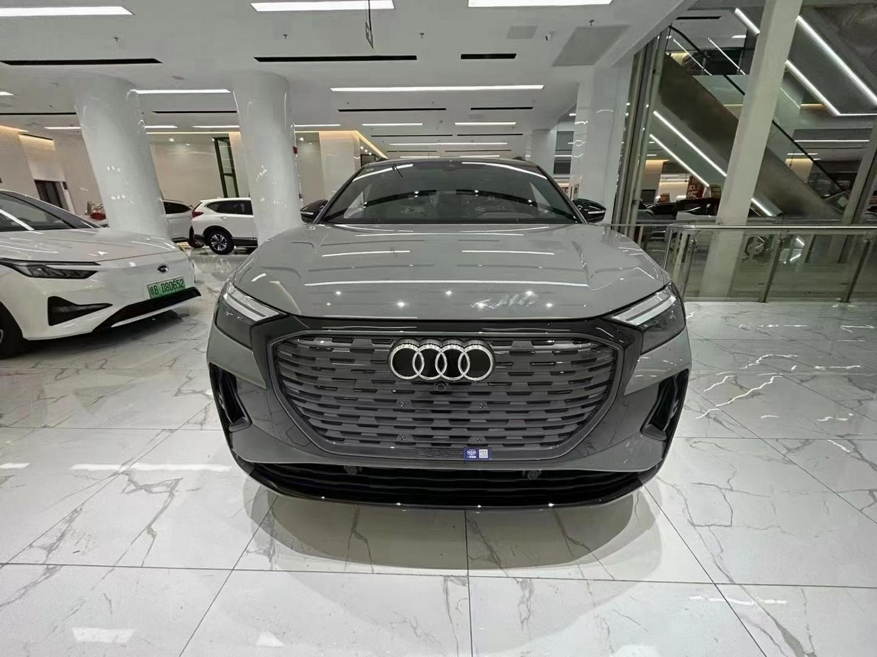 全新国产 奥迪q4-etronn 40 quattro创境版 颜色 量子灰  指导价31