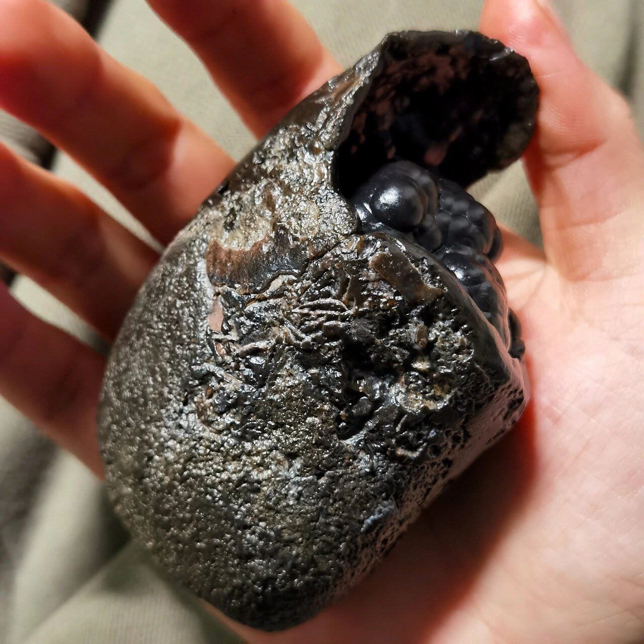 黑色系玛瑙原石摆件 黑色玛瑙窝窝原石 天然黑玛瑙原石 手握黑玛瑙