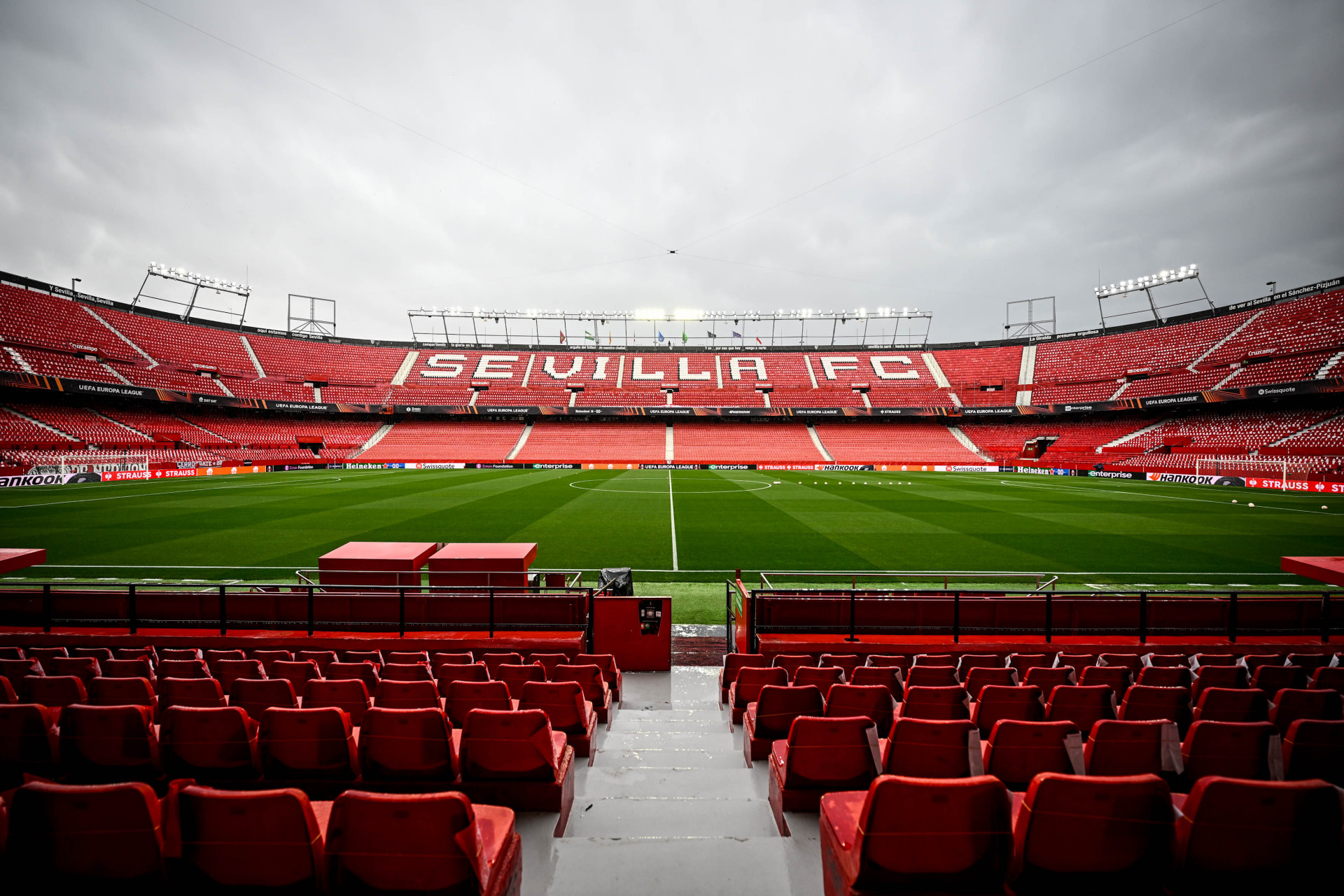 9115雨水洗礼中的皮斯胡安球场 今夜比赛战袍 静待披挂上阵