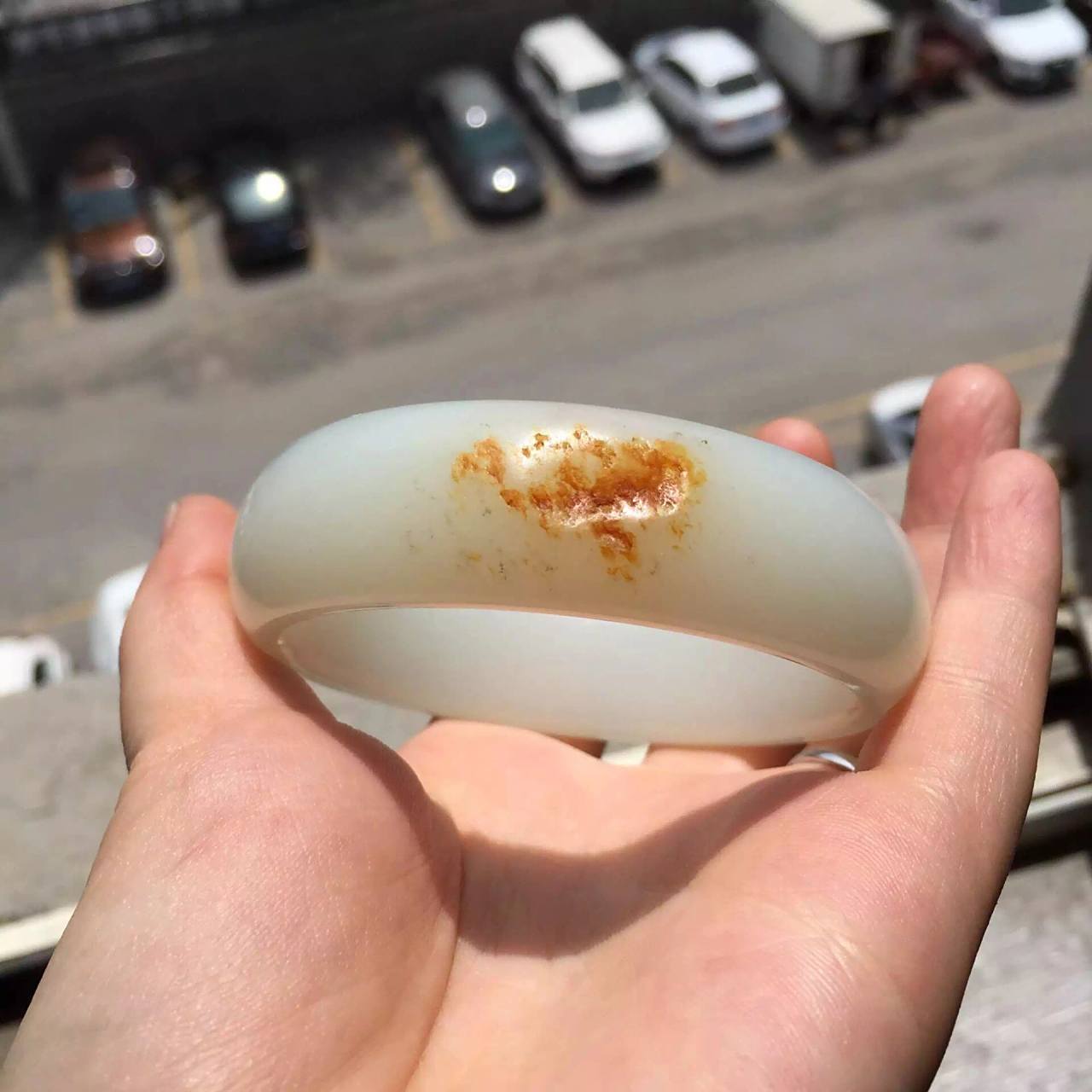 籽料的奥秘之俄籽与和田籽的区别 俄料和田玉最大的特点就是白,它比