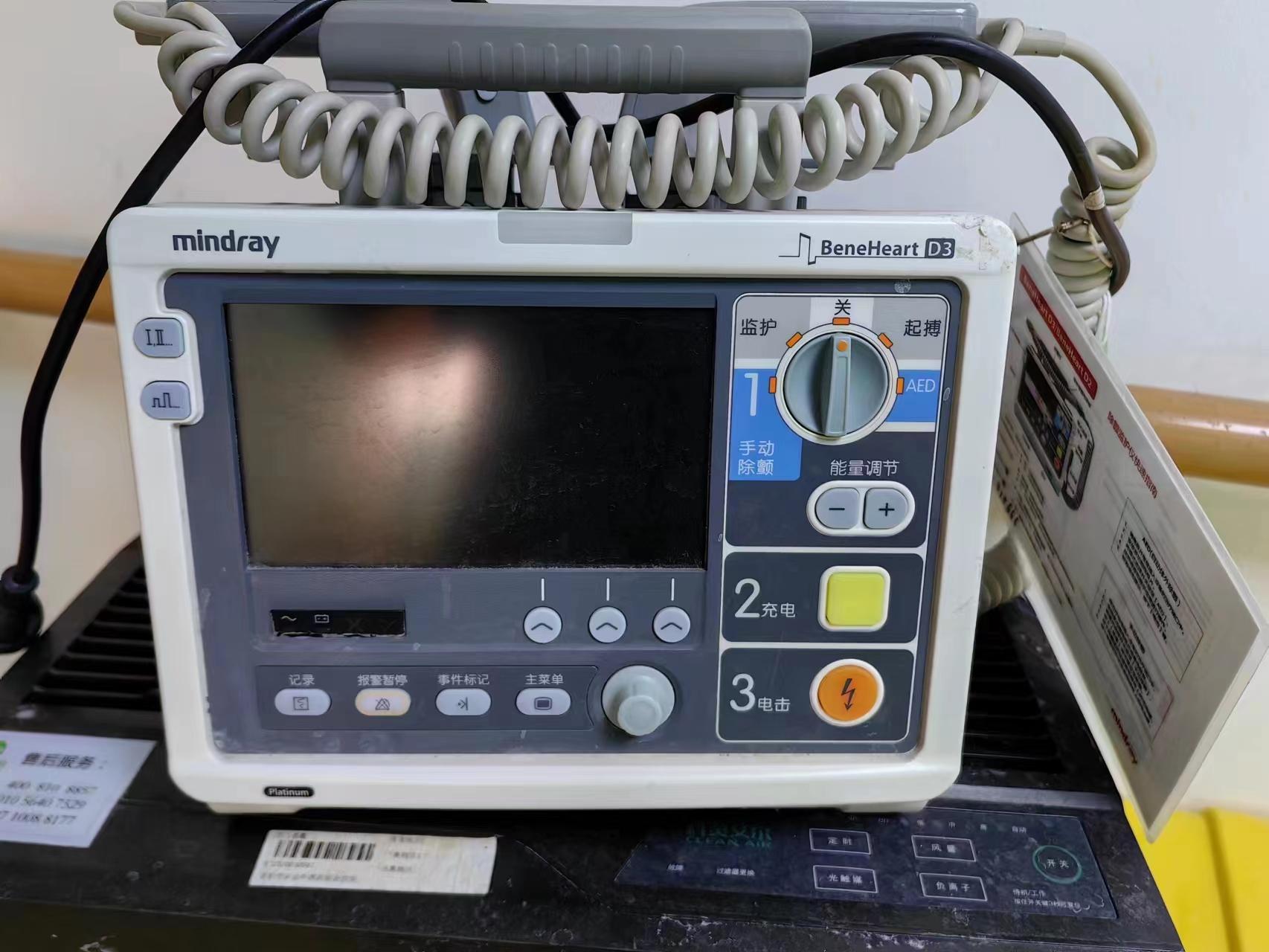 这台机器报电池故障,我们更换同型号电池,在该除颤仪上也报电池故障