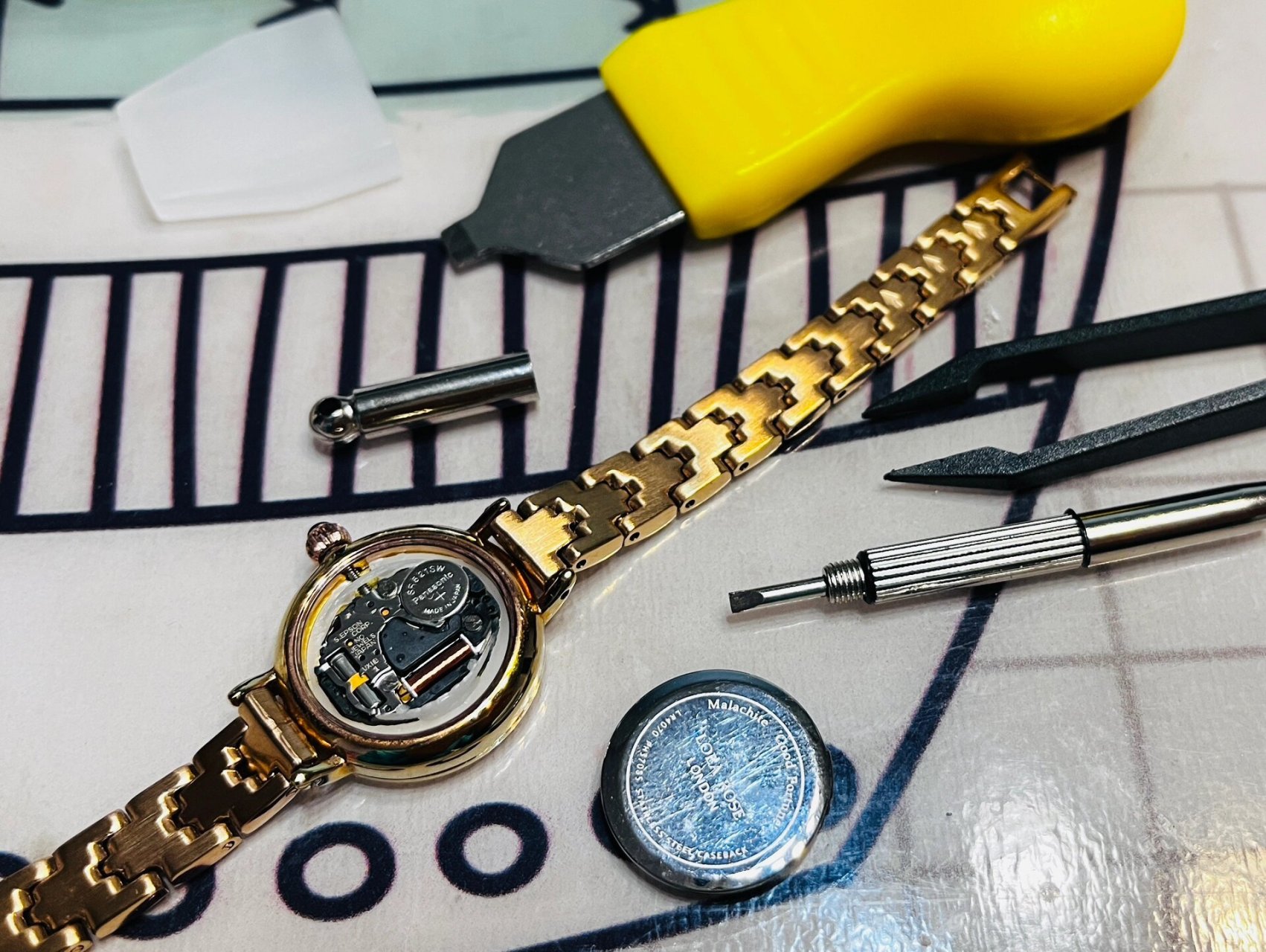 lolarose 小金表换电池91 工作了一年多两年的小金表6015,最终