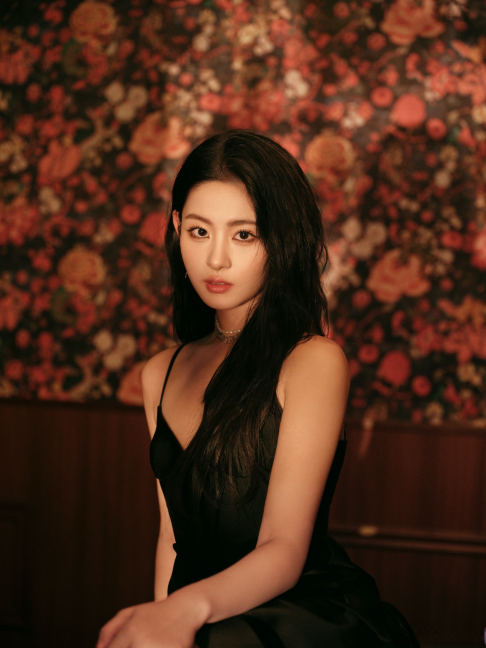 欢娱影视演员@赵晴ht 法式复古写真今日释出.