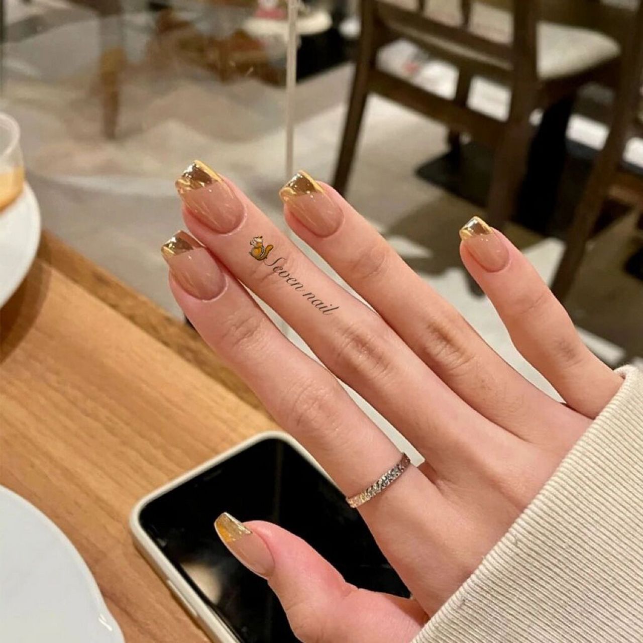 9715美甲|裸色简约款法式方甲好大方  	 这个裸色超显白 画金色
