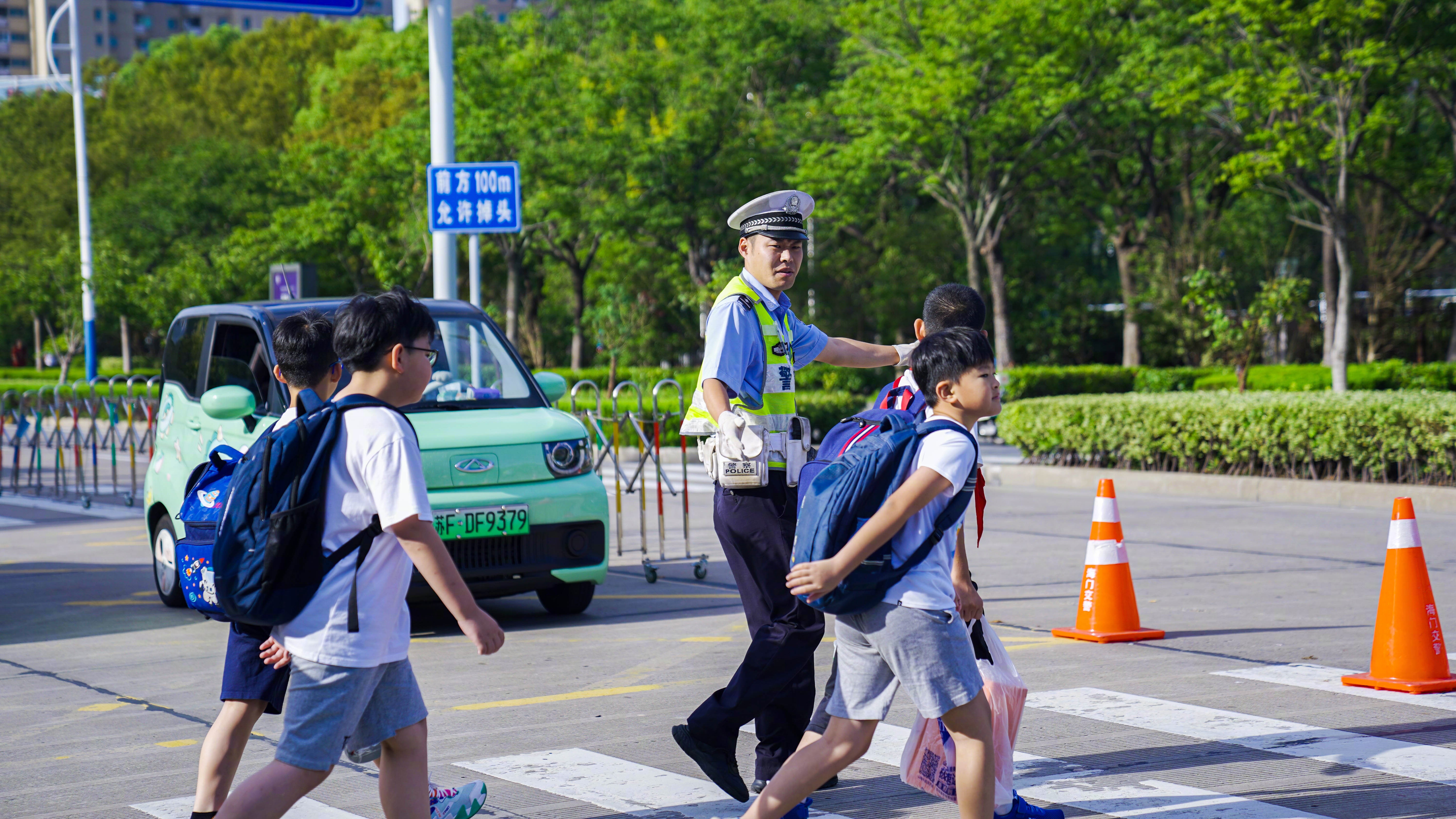 #青春护航# 新学期开始,为确保辖区内中小学生