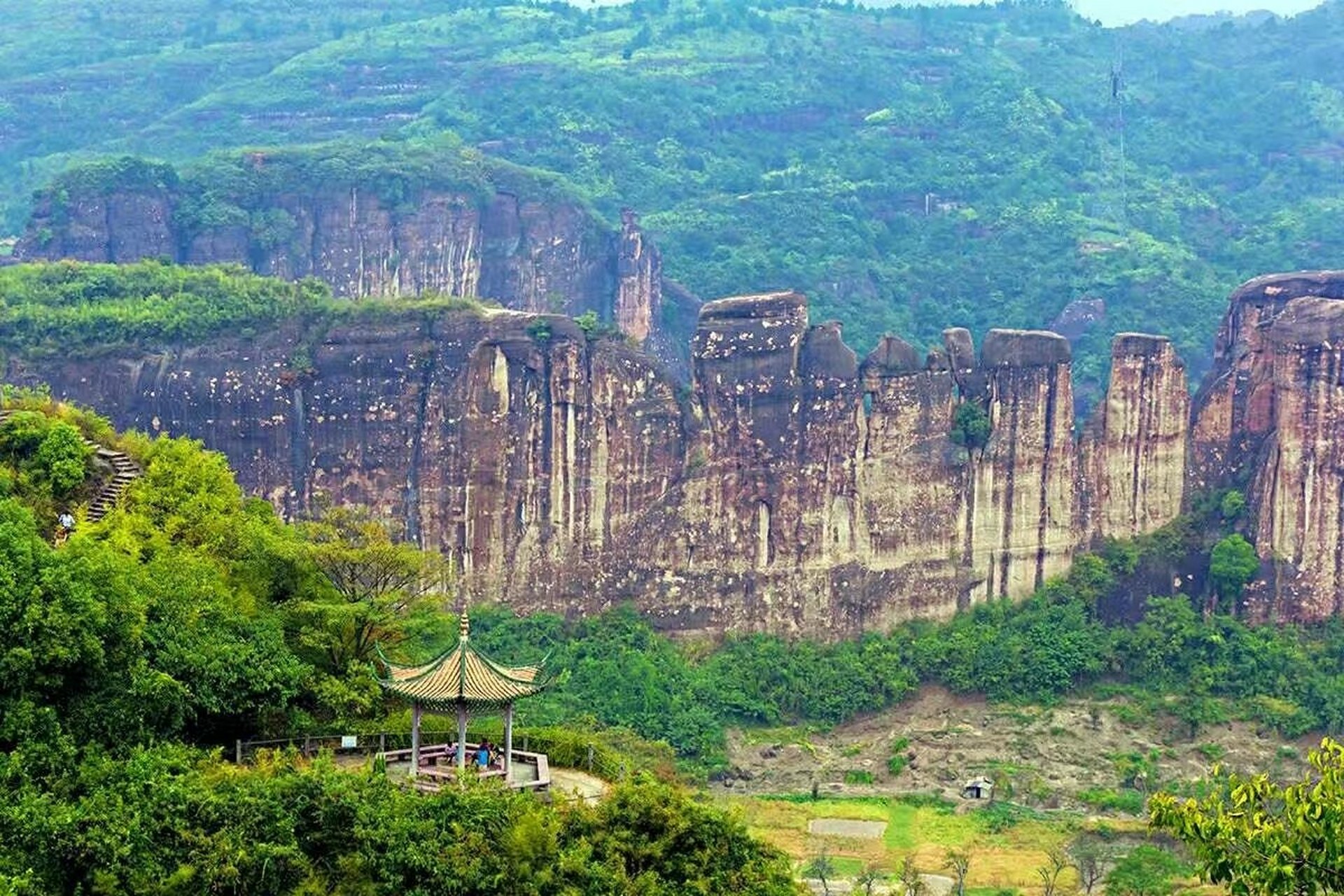 省韶关市最北部,岭南山脉的南麓,武江的上游,北距湖南郴州市70公里,与