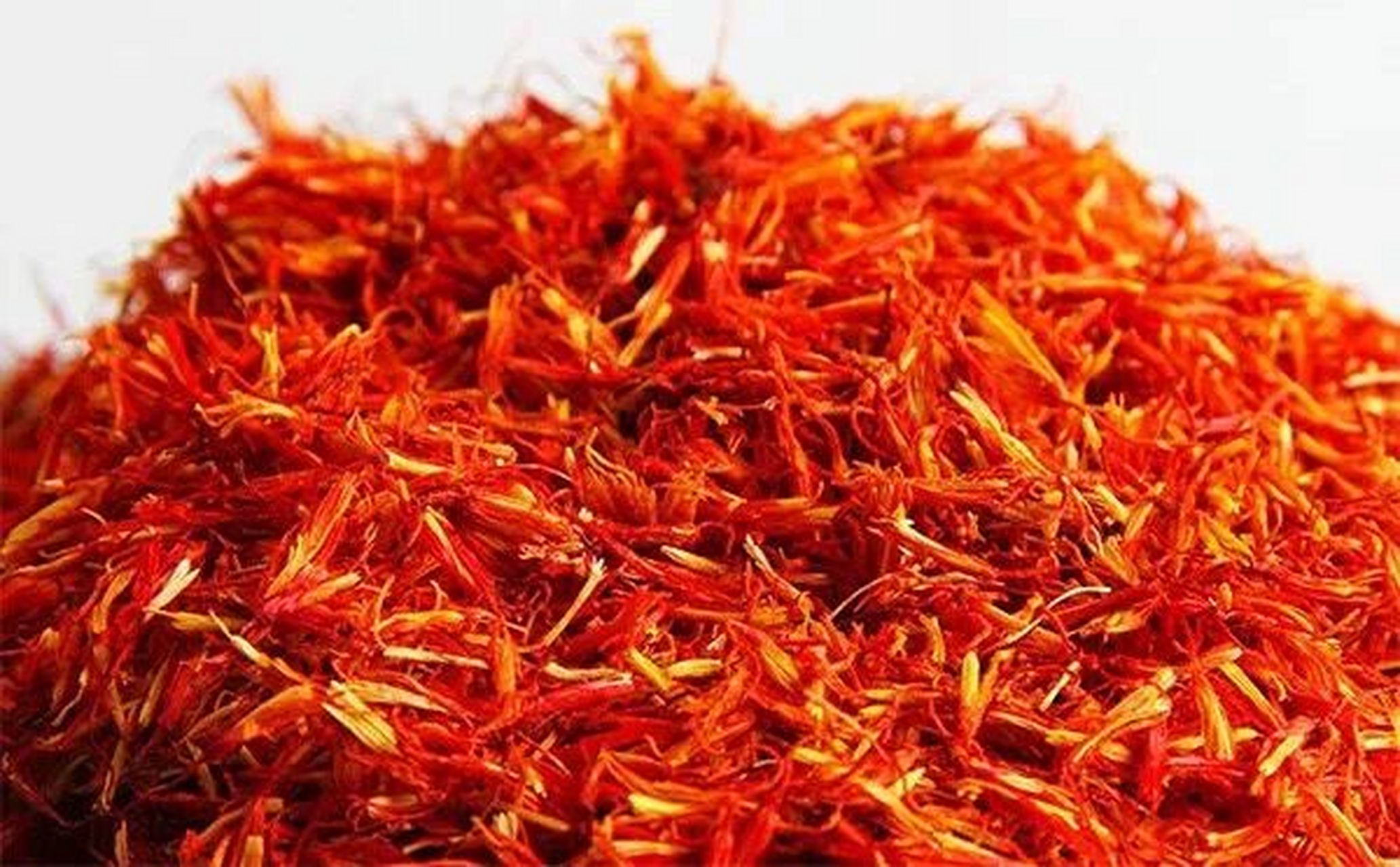 草红花跟藏红花的不同 上面的图片是藏红花和草红花的鉴别图片,上边是