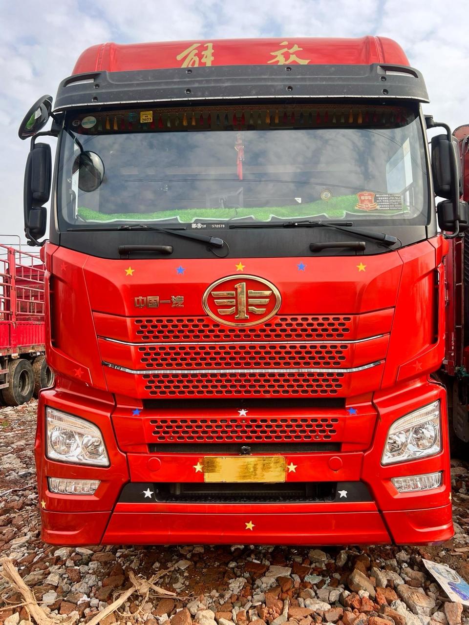 解放jh6前四后八9米6高栏,国五,400马力,带全保险,精品原版车况,可提