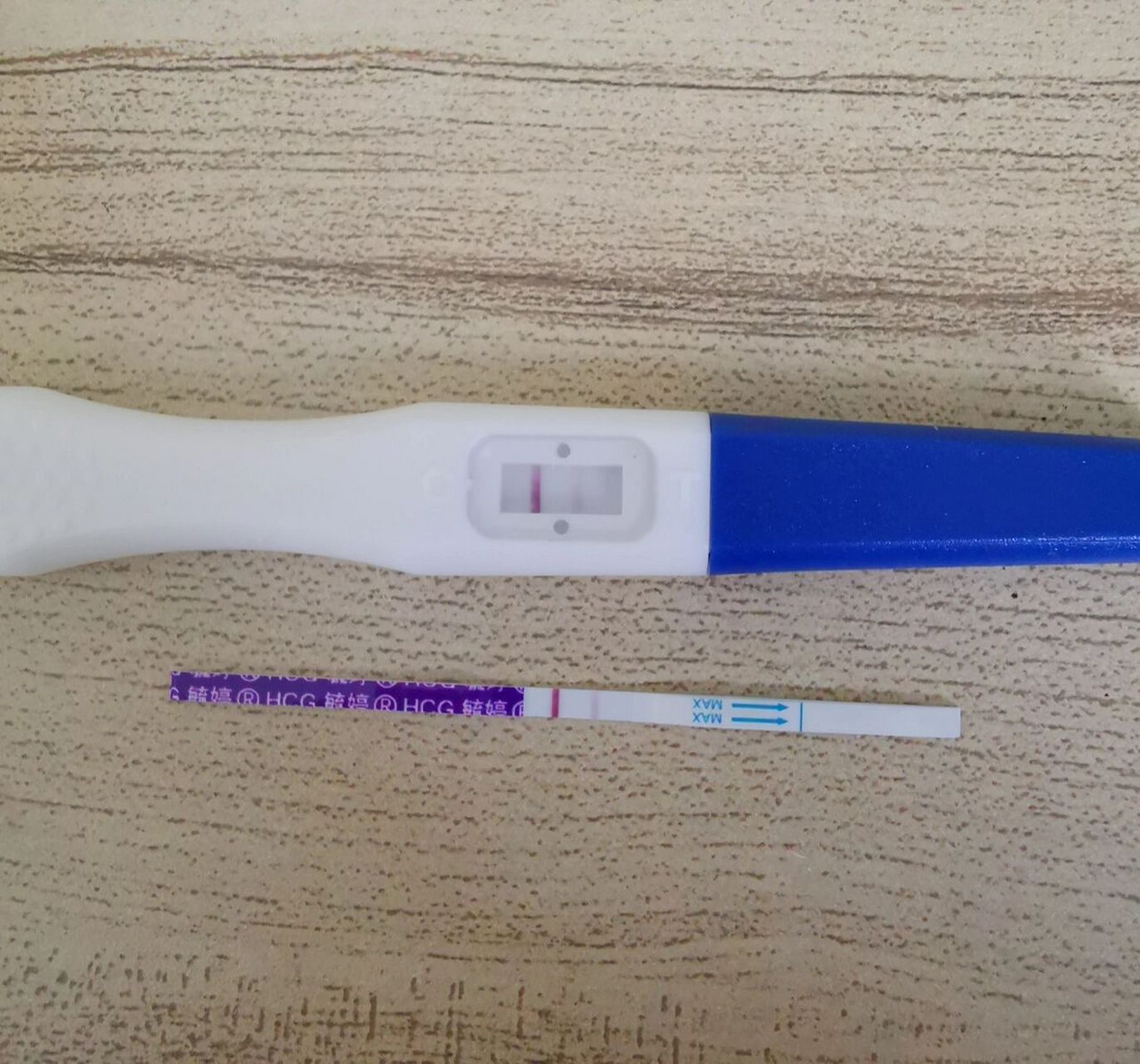 验孕棒和验孕试纸都是毓婷的,连续测了好几天,都是一深一浅,但是崭鲻
