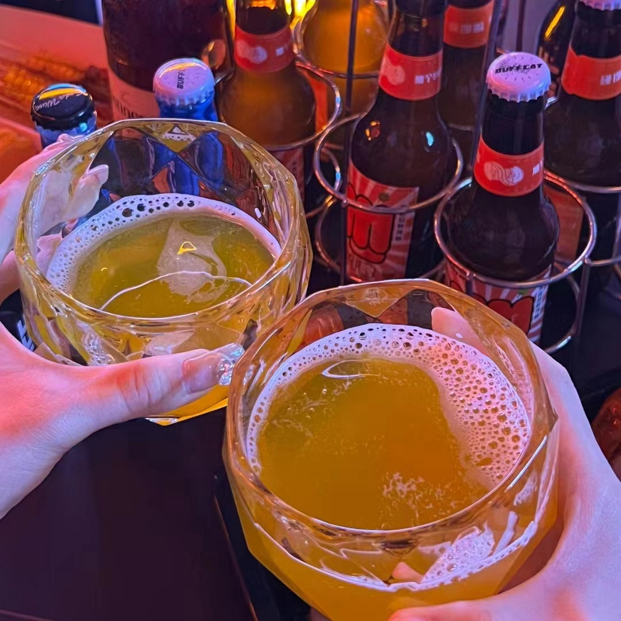 喝酒的图片真实照片 🍷夜色微醺,举杯邀明月,这杯酒,是故事与诗意的