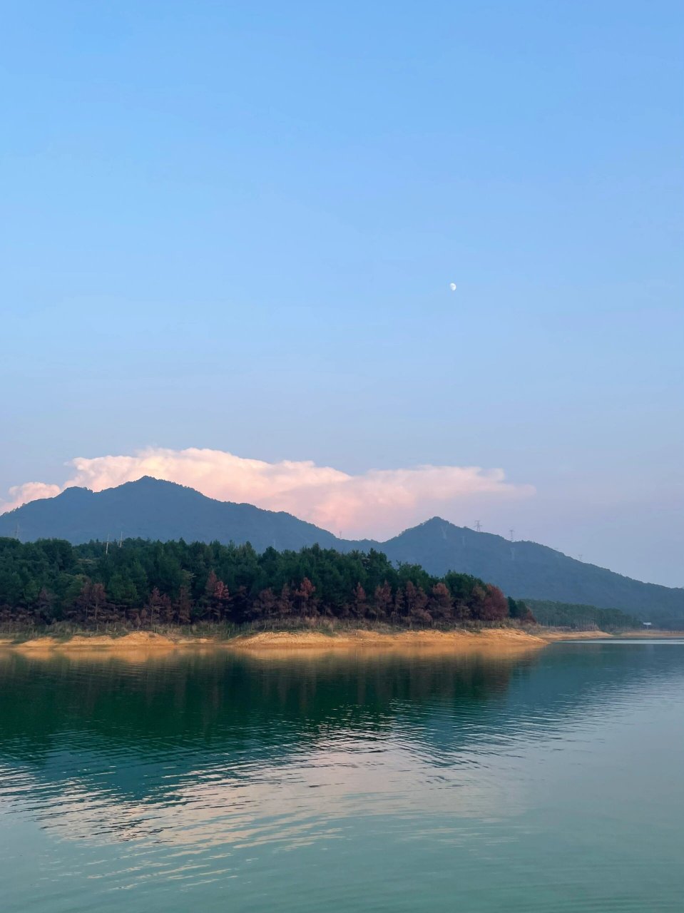 南水水库,位于韶关市乳源瑶族自治县,是广东省第二大人工湖.