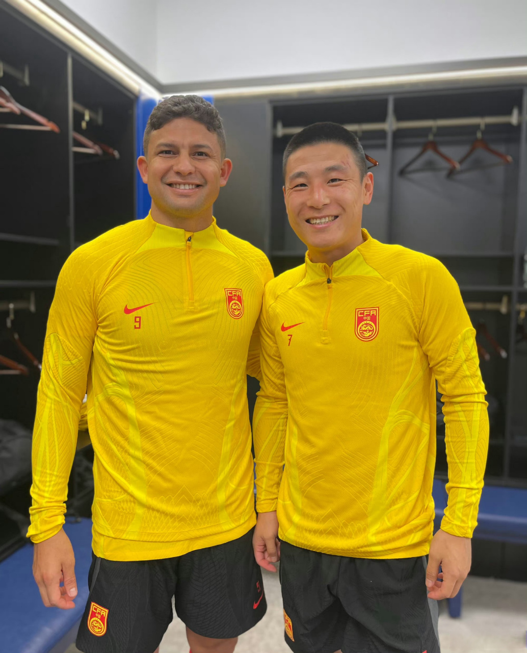 武磊7 更新微博,晒与艾克森身穿国家队训练服的合影,并配文:老朋友