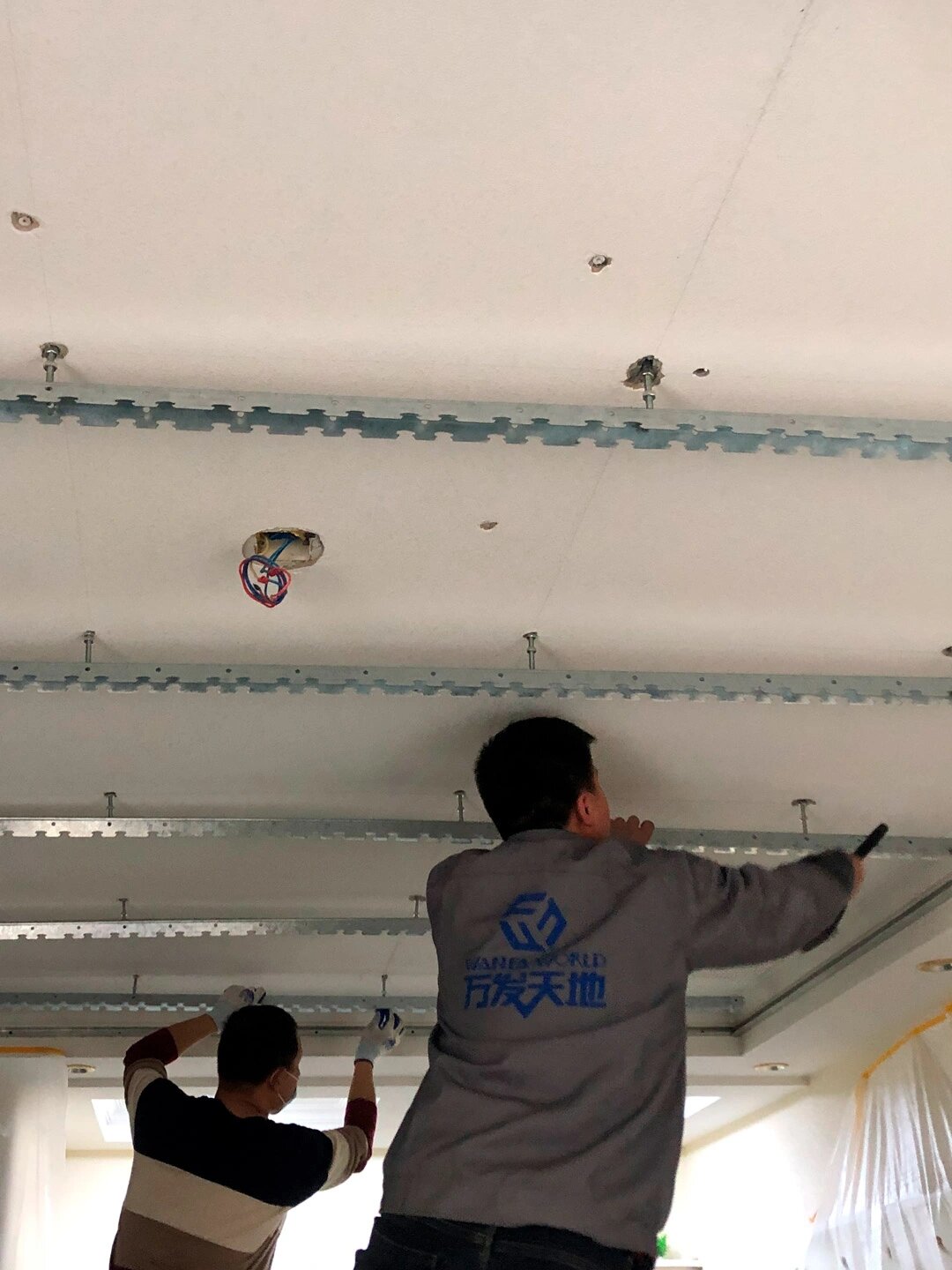 入住后发现楼上噪音很大,隔音吊顶怎么做?