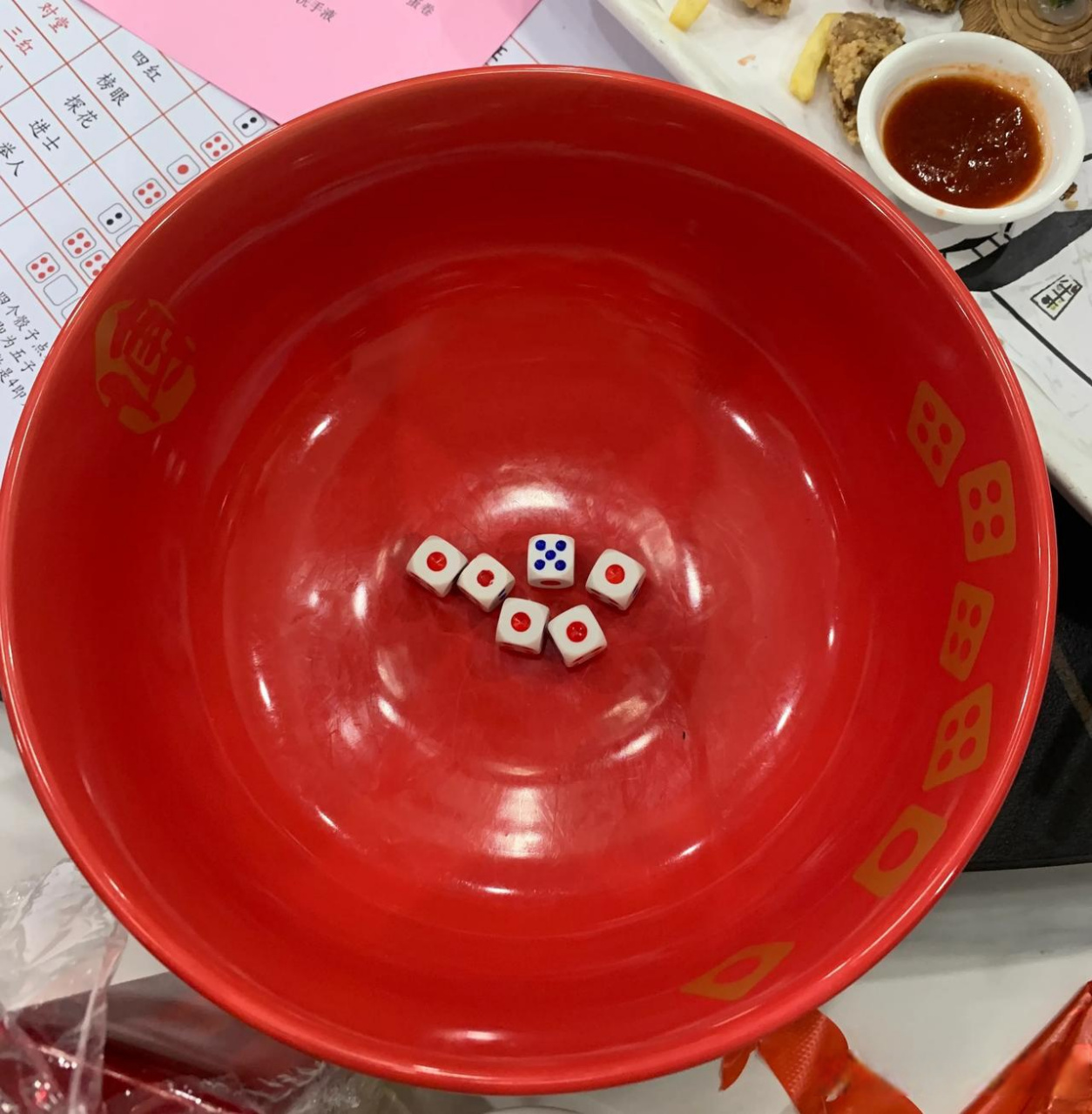 每到中秋节,公司新来乍到的外省同事都会懵逼的跟我们一起博饼,他们看